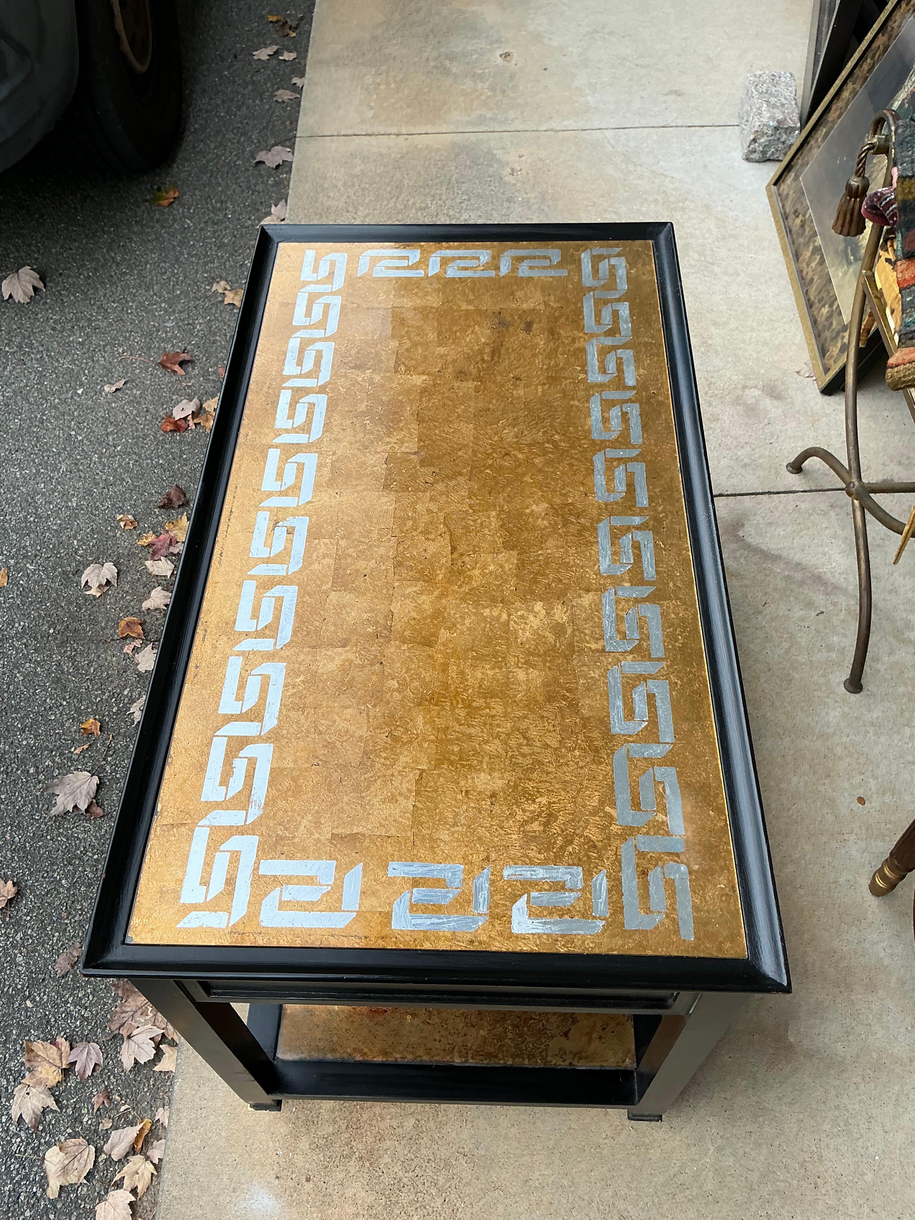 Hollywood Regency Black Lacquer Gilt Greek Key Mirrored / Eglomise Tables- Pair In Good Condition For Sale In Kennesaw, GA