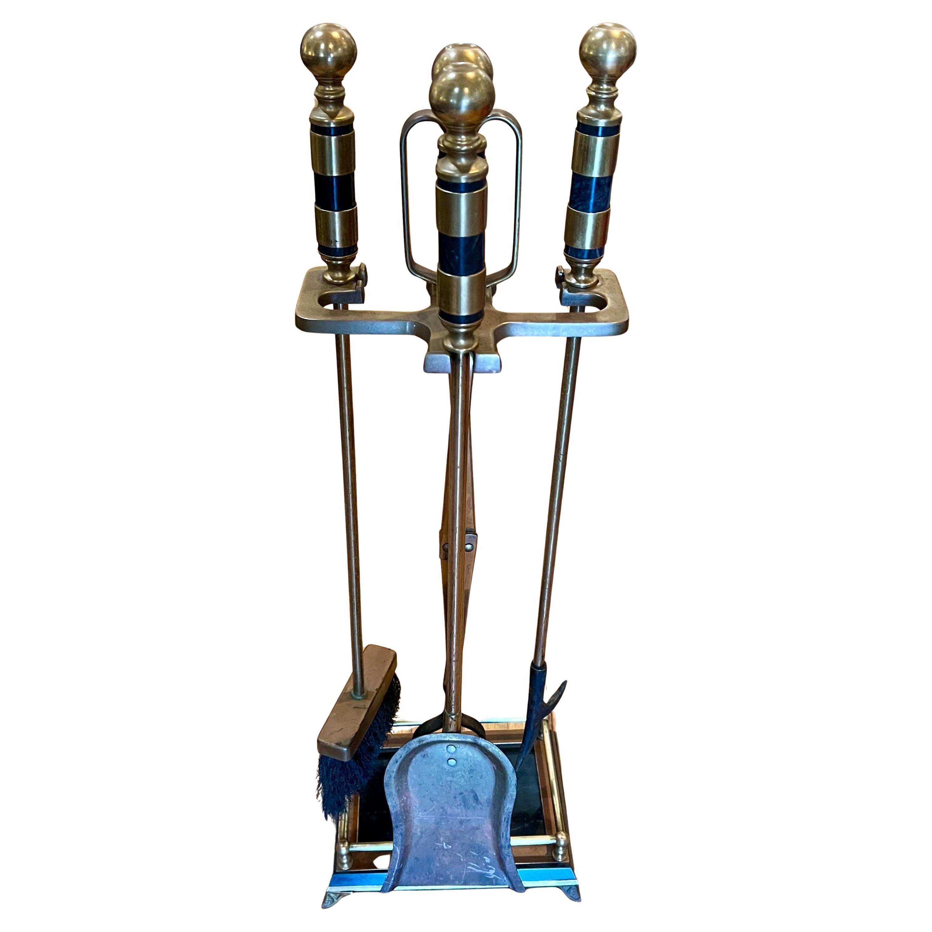 Elegant ensemble d'outils de cheminée en laiton patiné avec base en marbre noir et poignées en laiton et marbre, vers les années 1960. Qualité étonnante ; très lourd avec de beaux détails sur les poignées. L'ensemble comprend une pelle, une brosse,