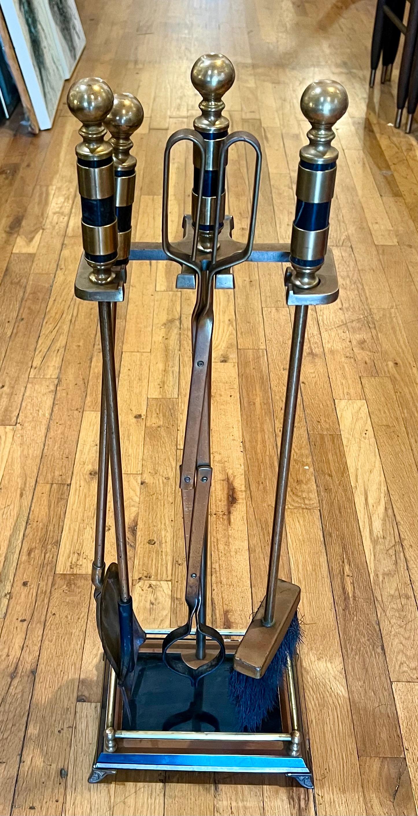 Américain Ensemble d'outils de cheminée en marbre noir et laiton patiné Hollywood Regency en vente