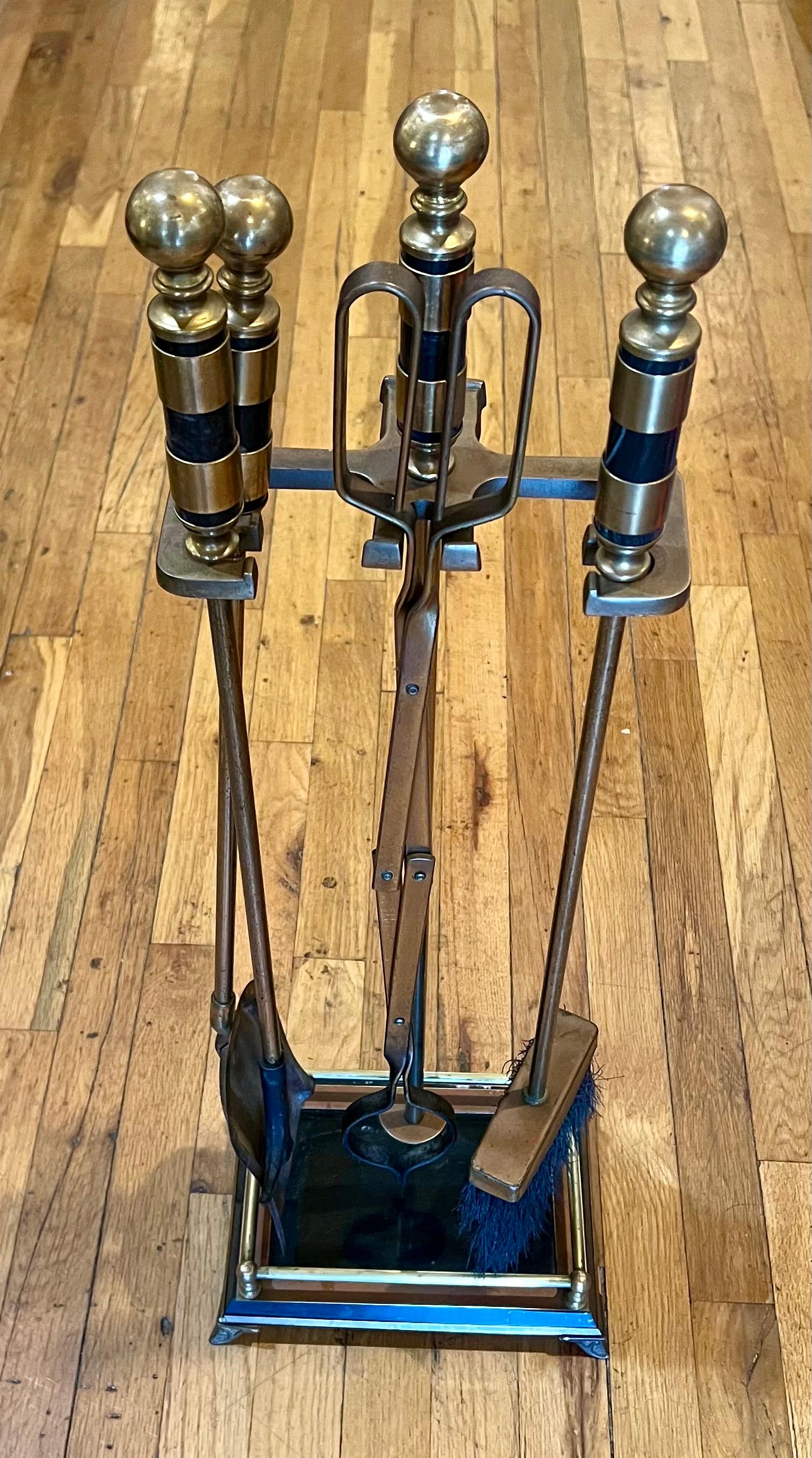 Ensemble d'outils de cheminée en marbre noir et laiton patiné Hollywood Regency Bon état - En vente à San Diego, CA