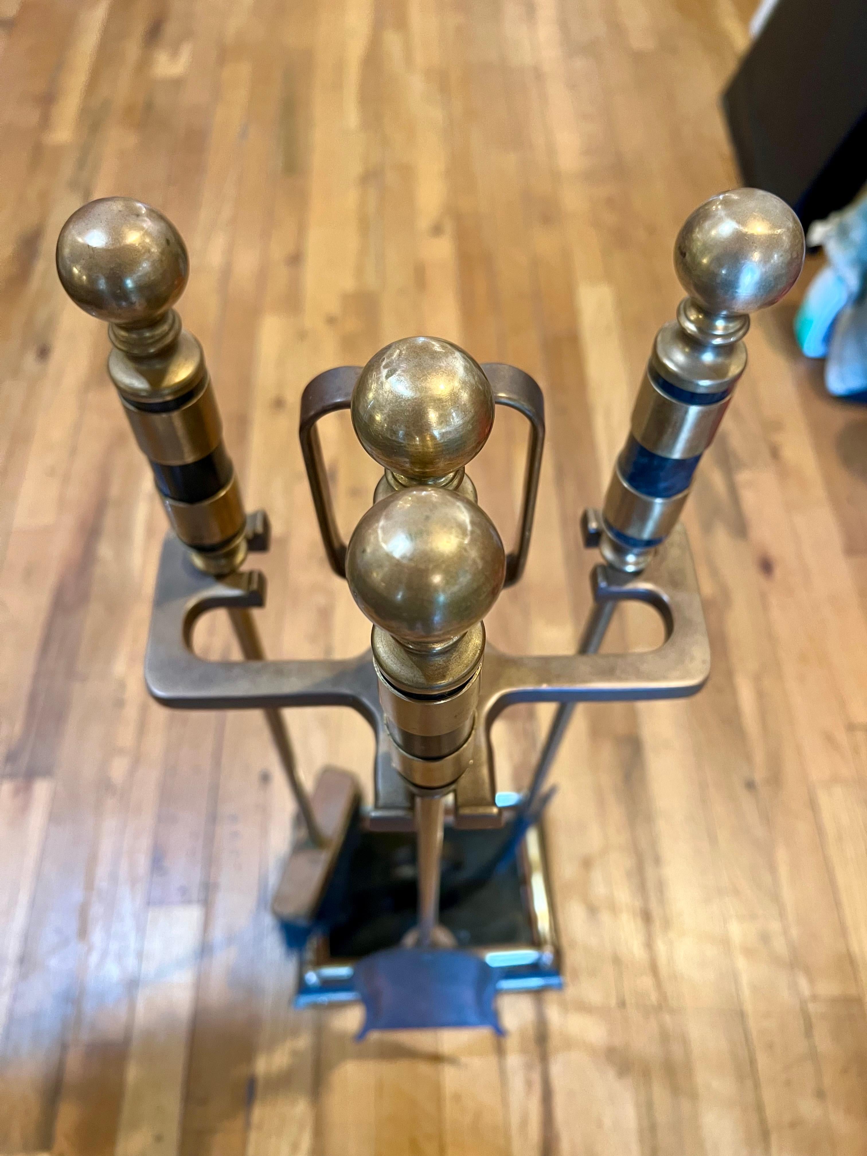 20ième siècle Ensemble d'outils de cheminée en marbre noir et laiton patiné Hollywood Regency en vente