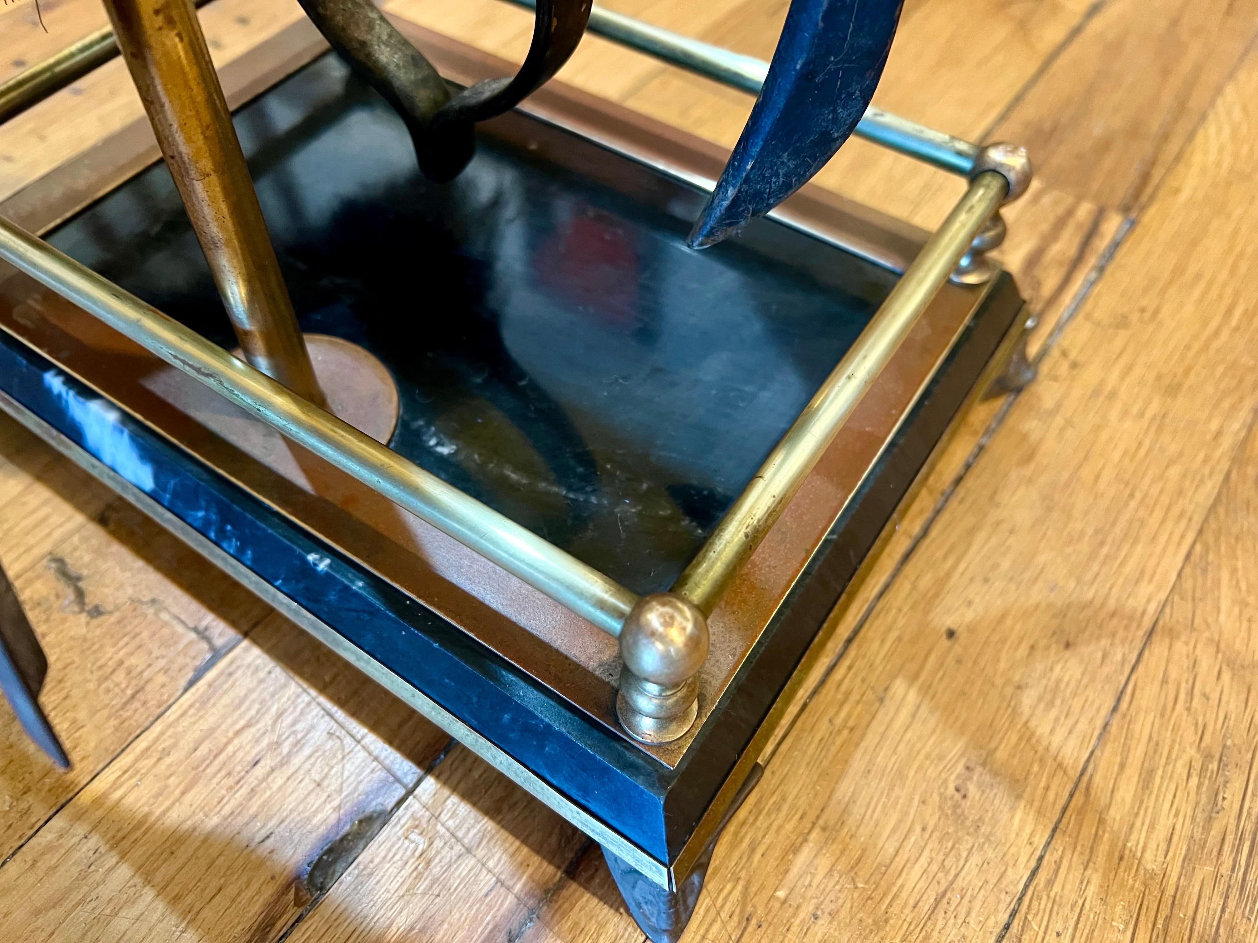 Laiton Ensemble d'outils de cheminée en marbre noir et laiton patiné Hollywood Regency en vente