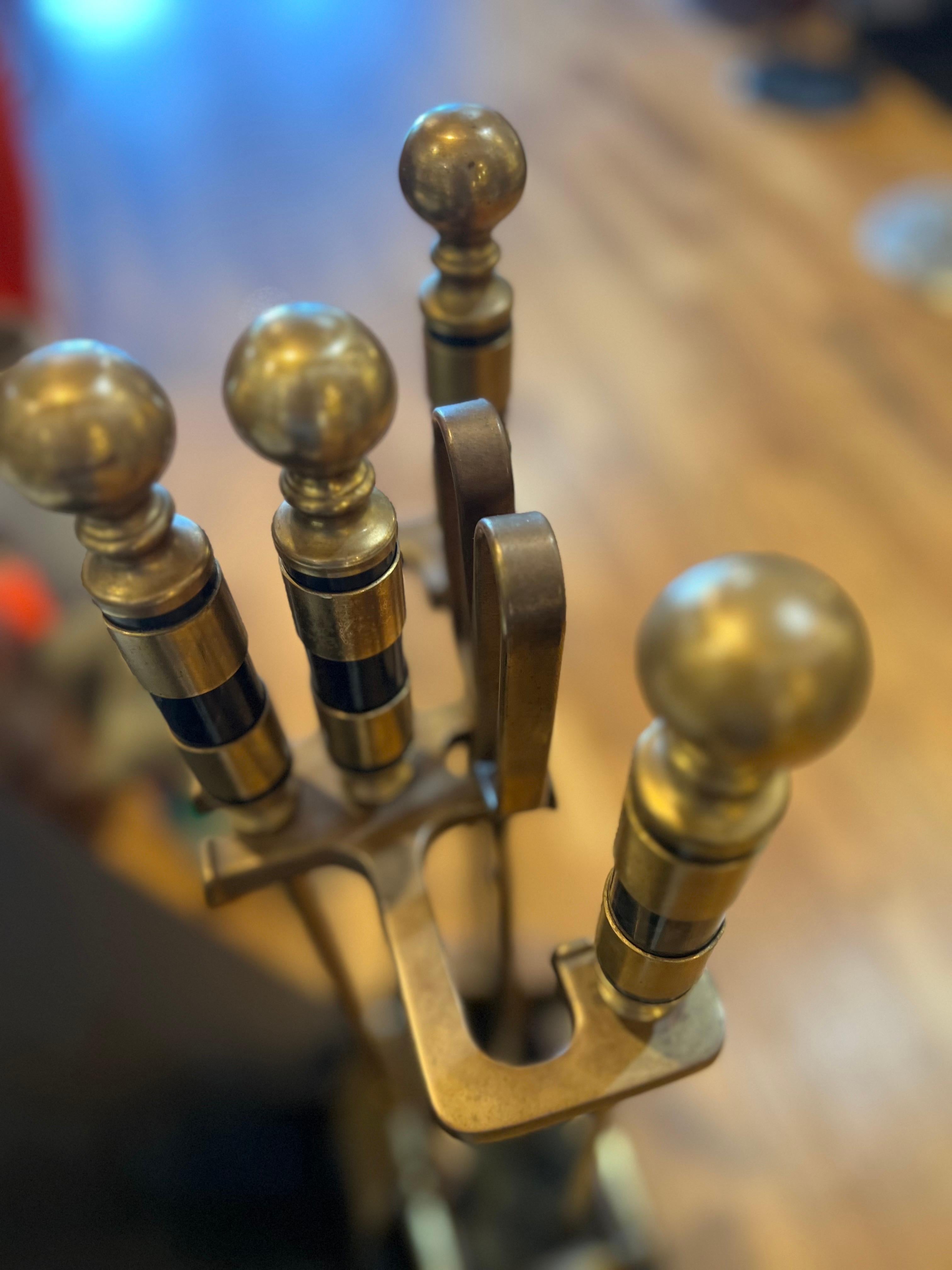 Ensemble d'outils de cheminée en marbre noir et laiton patiné Hollywood Regency en vente 1