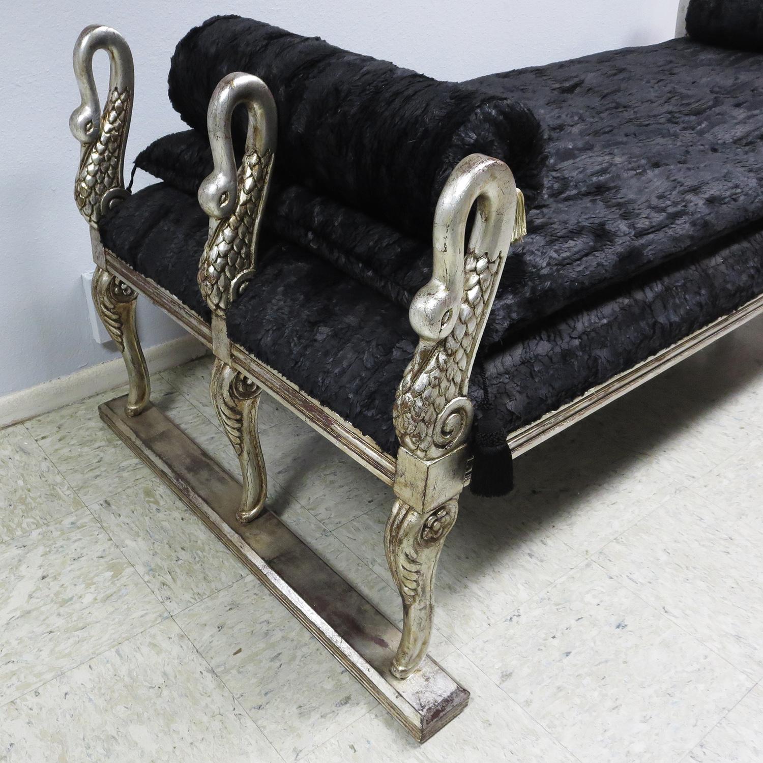 Hollywood Regency Black Swan Daybed, Carved and Gilded Wood In Excellent Condition In North Hollywood, CA