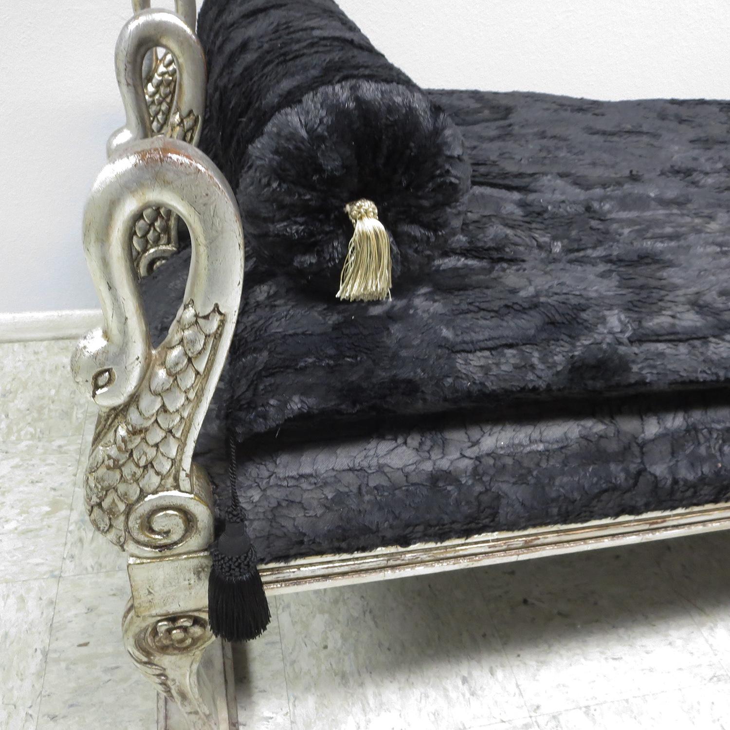 Early 20th Century Hollywood Regency Black Swan Daybed, Carved and Gilded Wood