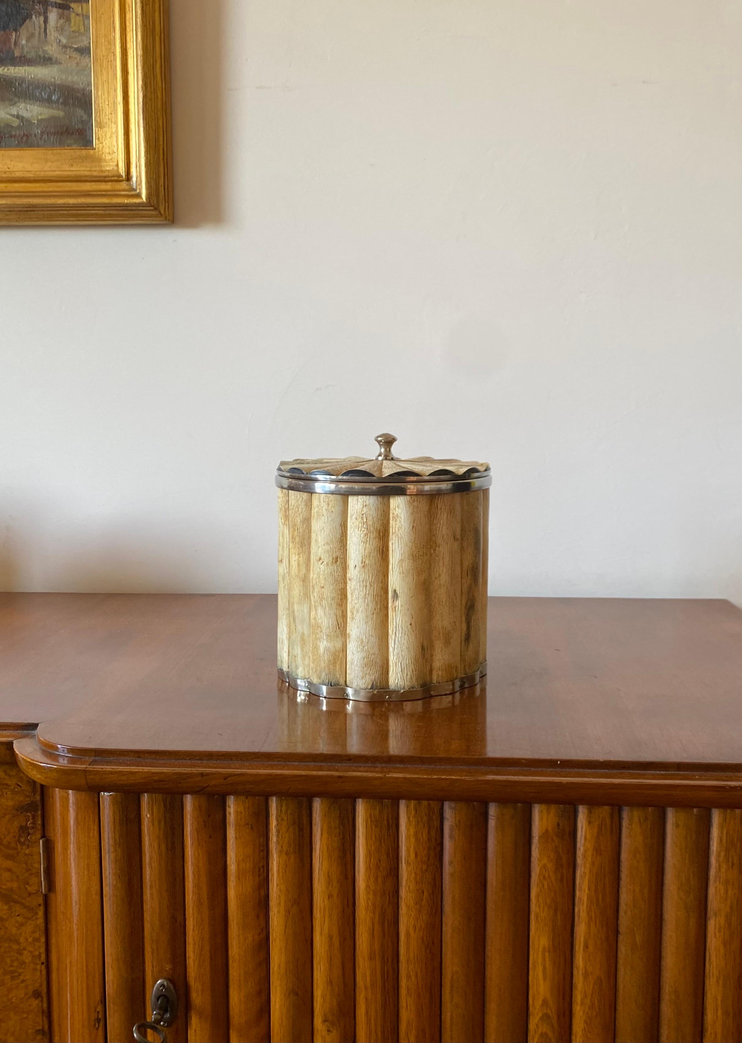 Hollywood regency bone and brass ice bucket, Italy 1970s in vendita 7