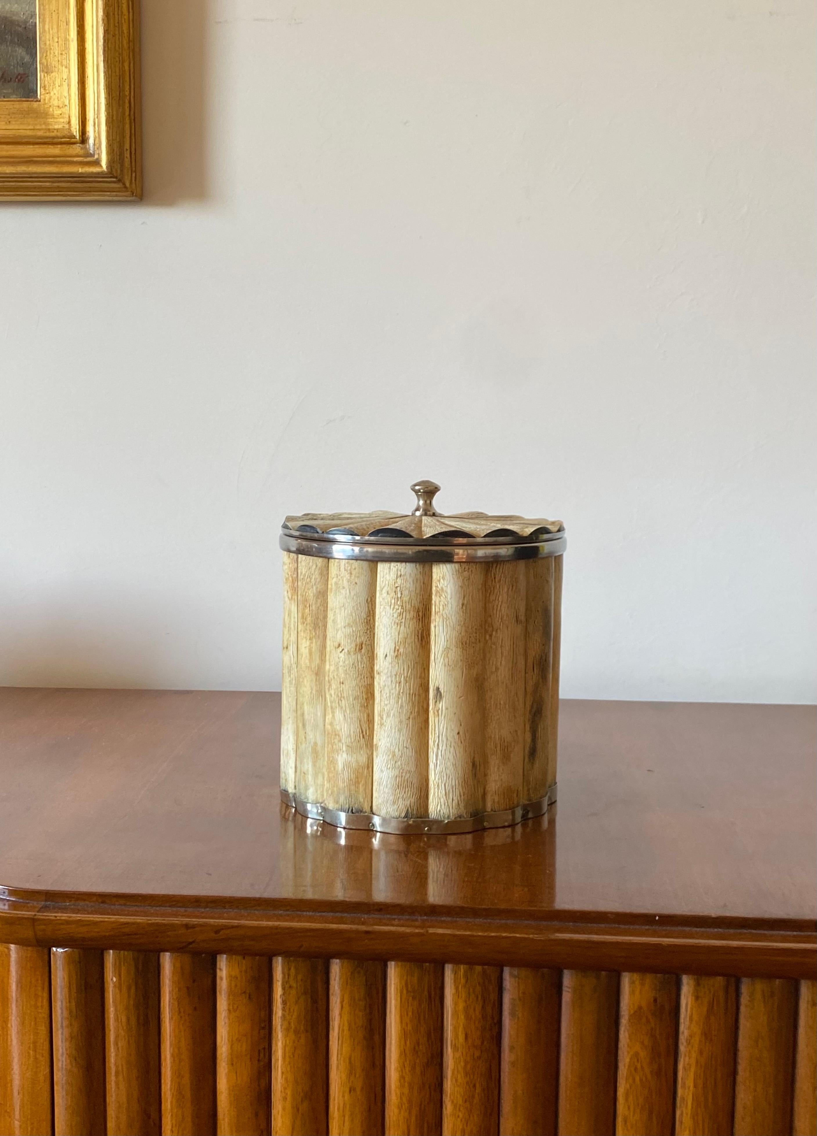 Hollywood regency bone and brass ice bucket, Italy 1970s in vendita 8