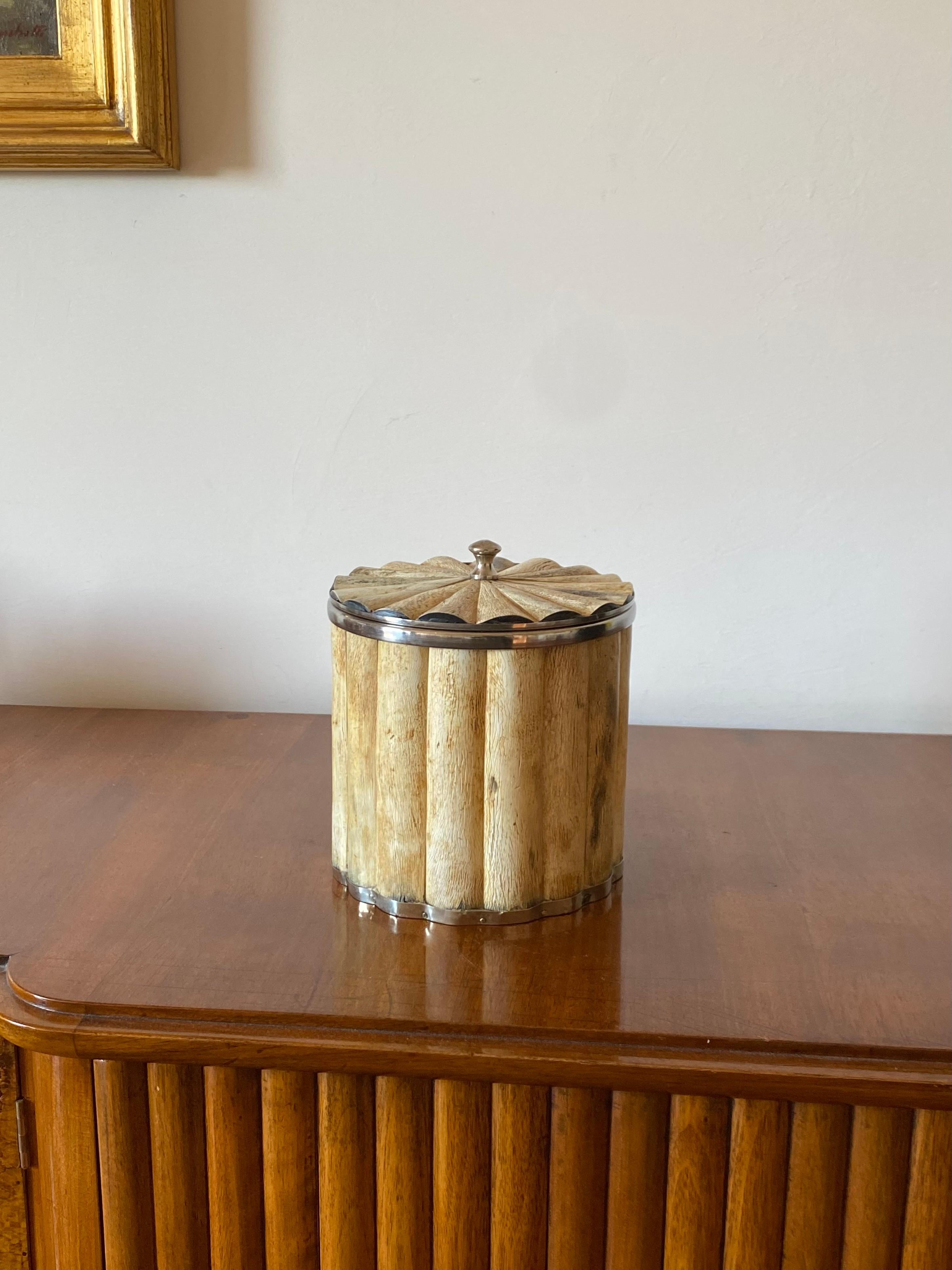 Hollywood regency bone and brass ice bucket, Italy 1970s in vendita 9