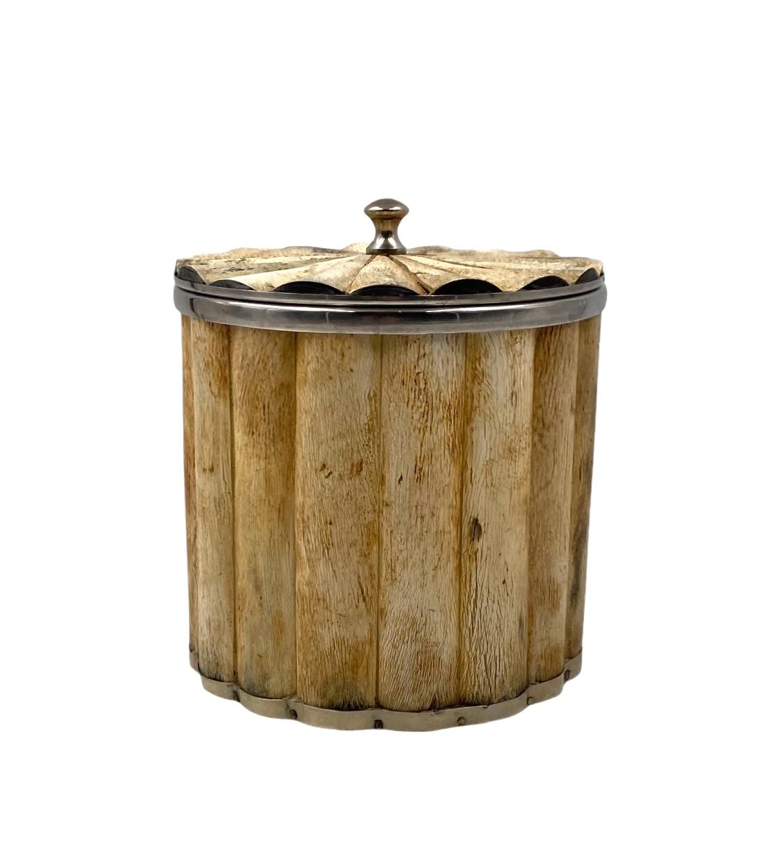 Hollywood regency bone and metal ice bucket

Italy 1970s

H 21 cm - 18 cm diam.

Conditions: very good consistent with age and use.