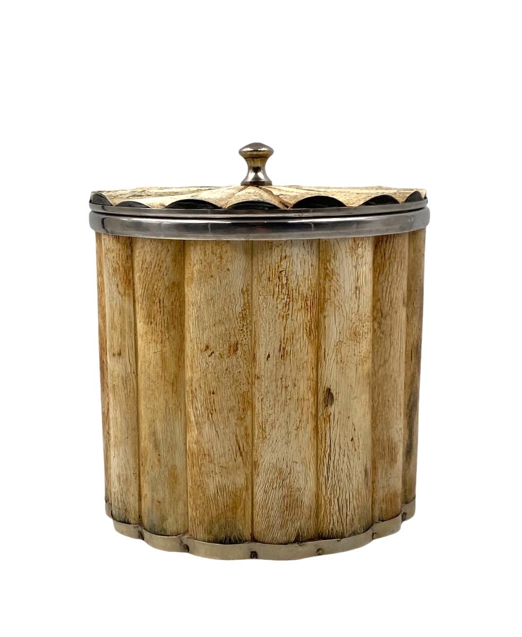 Mid-Century moderno Hollywood regency bone and brass ice bucket, Italy 1970s in vendita