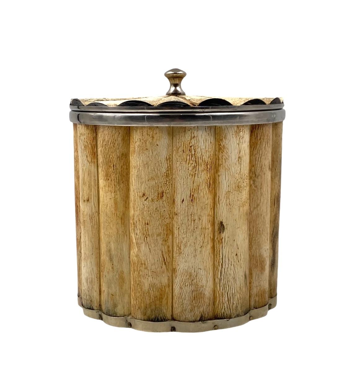 Italian Hollywood regency bone and brass ice bucket, Italy 1970s in vendita