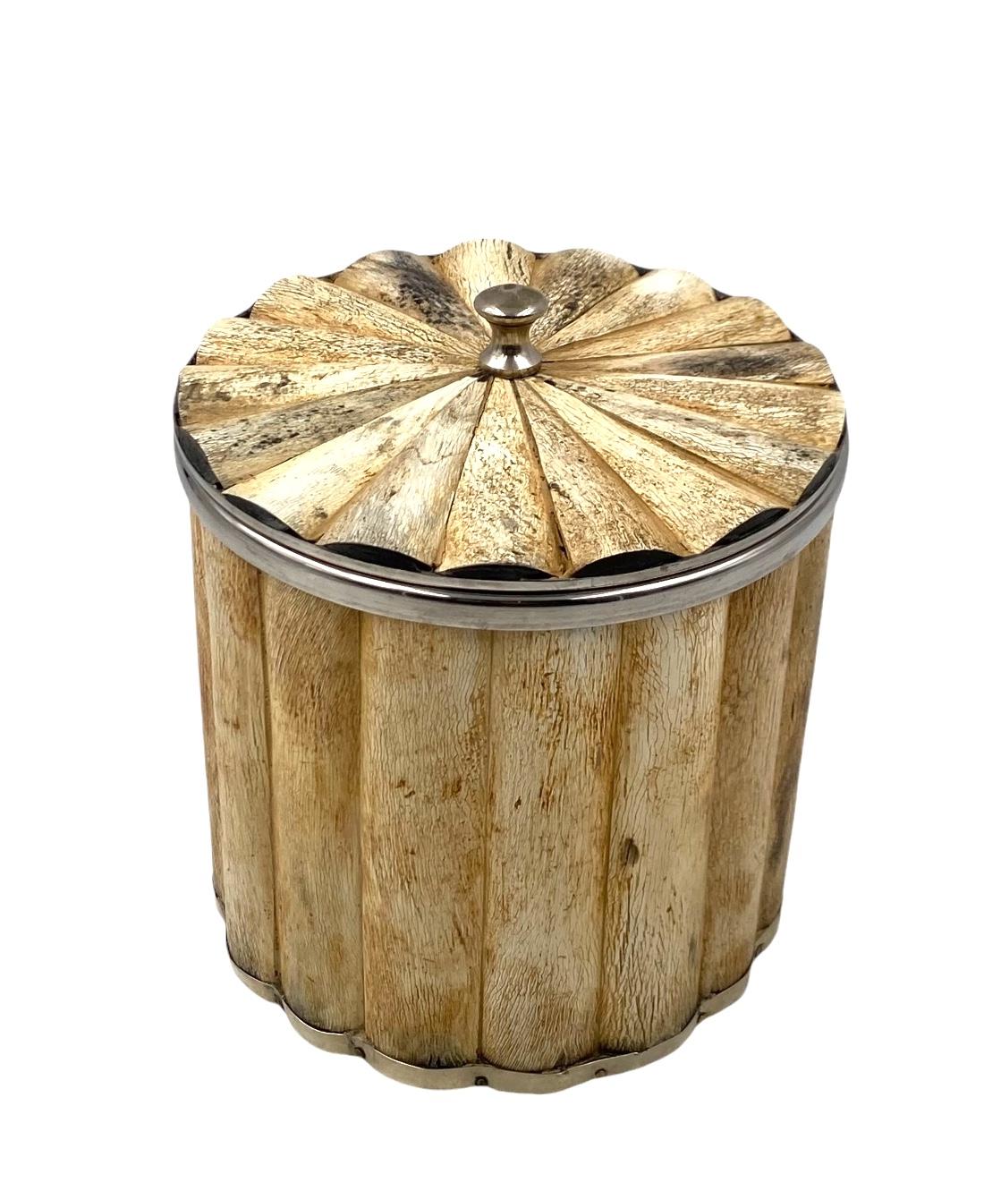 Late 20th Century Hollywood regency bone and brass ice bucket, Italy 1970s in vendita