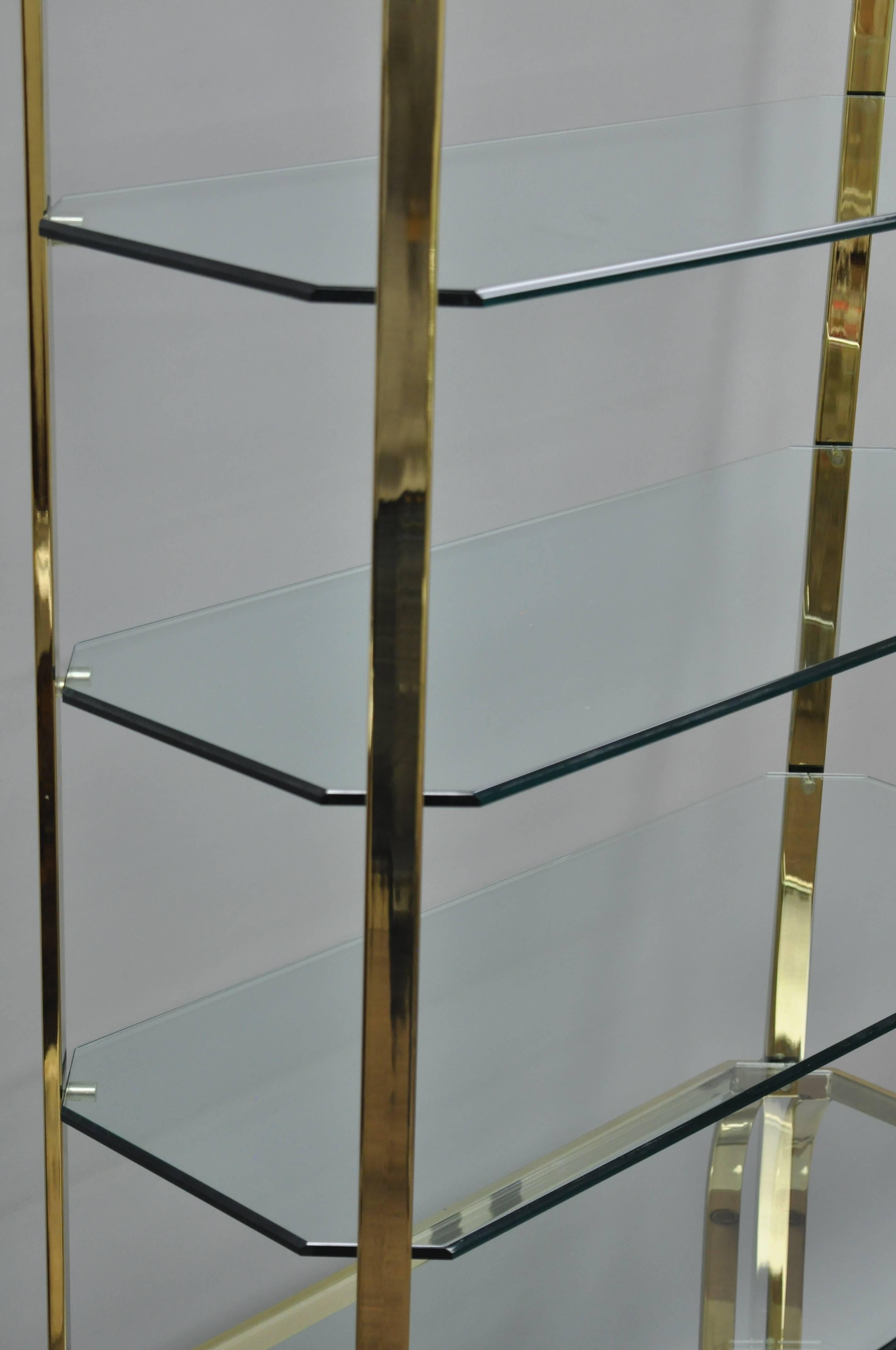 Libreria Hollywood Regency in ottone e vetro in stile Milo Baughman 4
