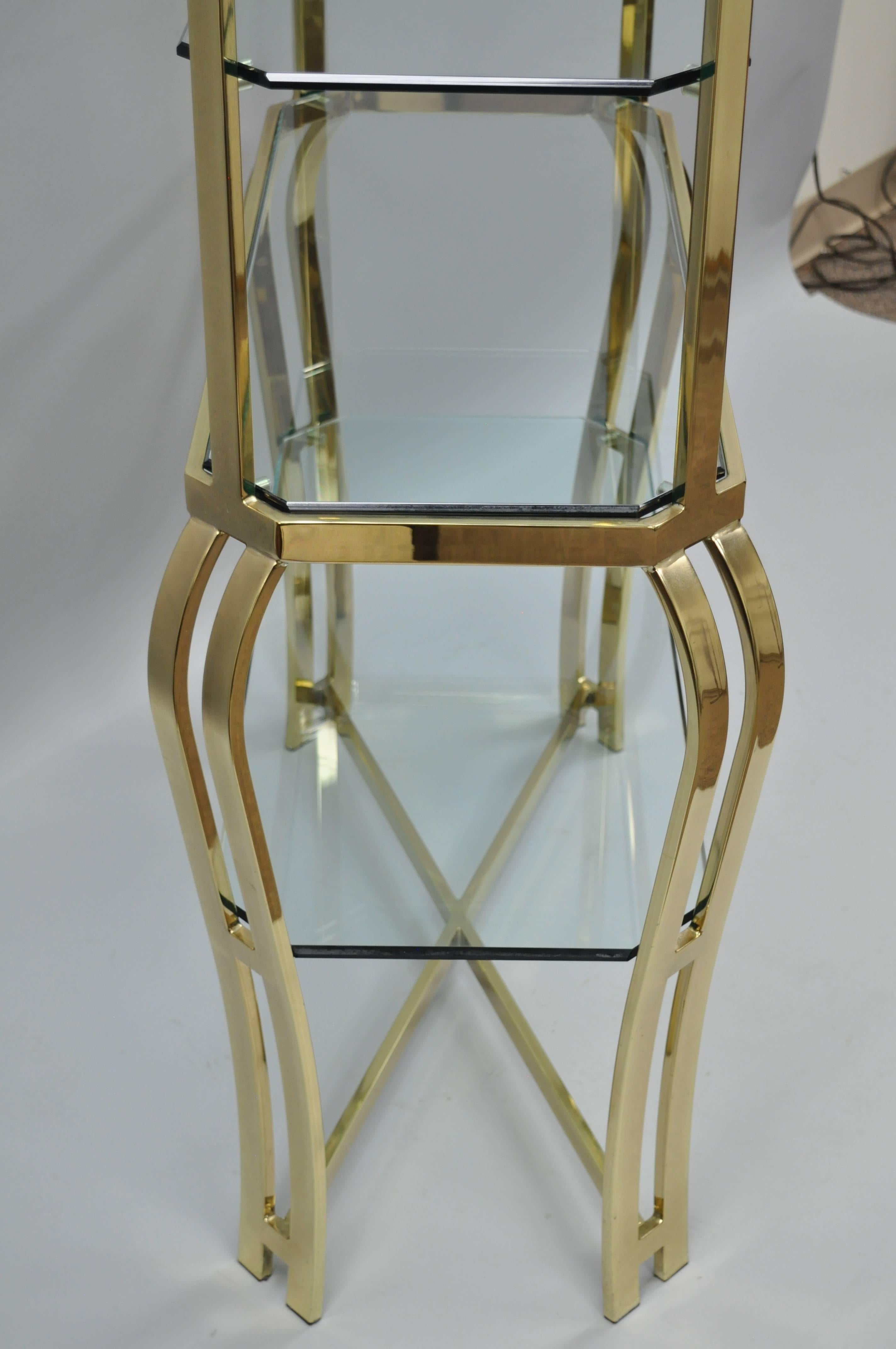 Libreria Hollywood Regency in ottone e vetro in stile Milo Baughman 2