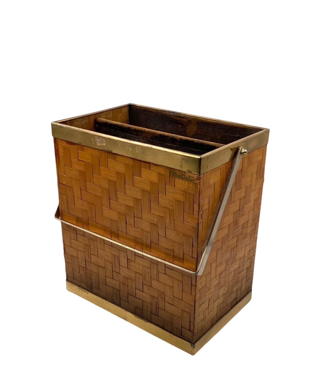 Hollywood regency brass and woven bamboo magazine rack

Metal Linea Nova, Italy 60s / 70s

brass, woven bamboo, brown leather

H 34 cm - 20 x 30 cm

Conditions: very good consistent with age and use.
