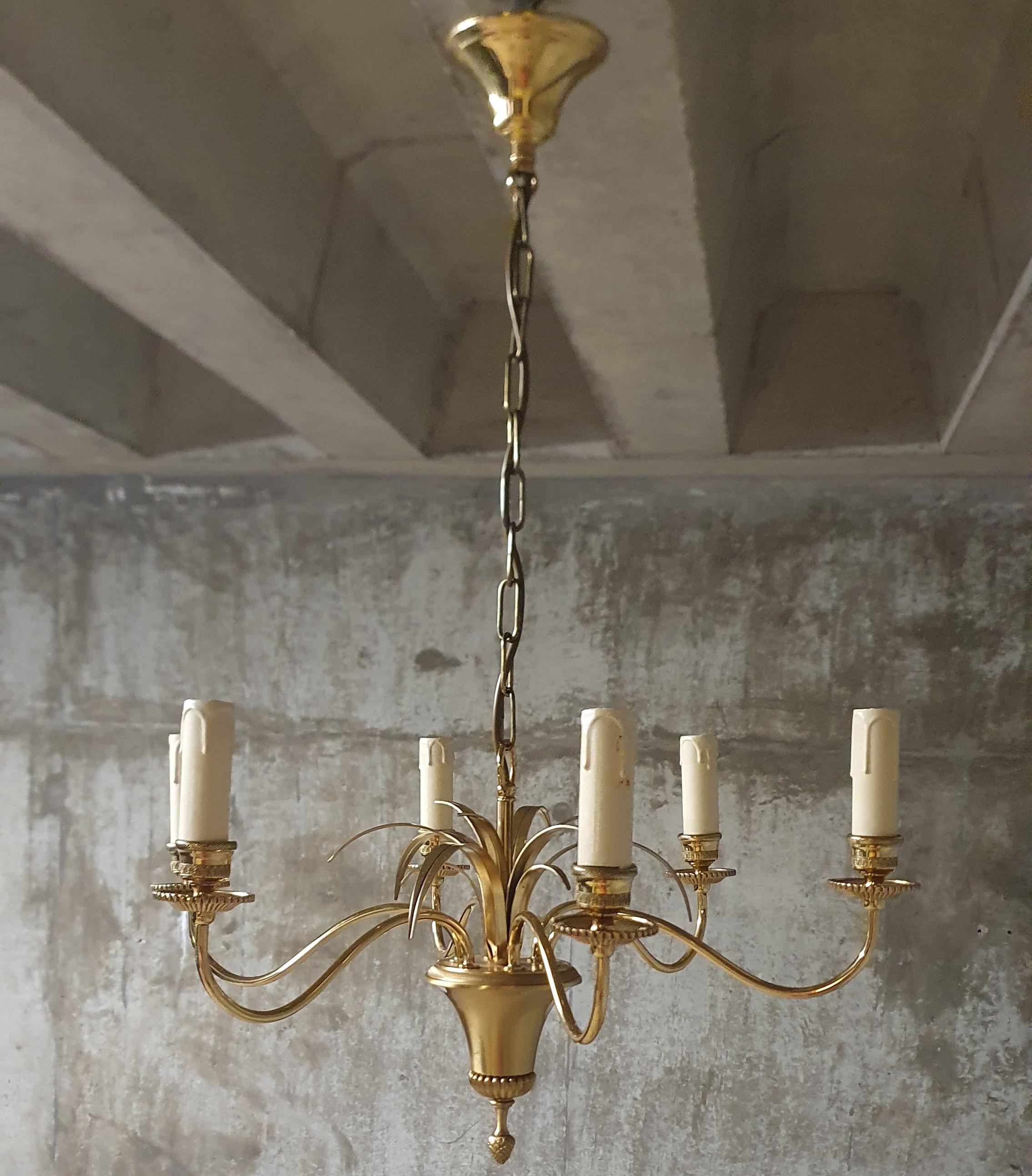 This is a beautiful small chandelier by the renowned French manufacturer S.A. Boulanger in exceptionally good condition

Made of hand cast and carved Bronze and Brass in combination of Matt and Shiny plated Gold finish this 6 arm chandelier features