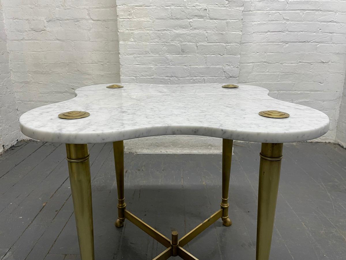 Hollywood Regency-Tisch aus Messing und Carrara-Marmor im Zustand „Gut“ im Angebot in New York, NY