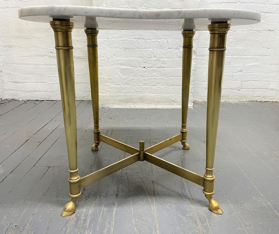 Milieu du XXe siècle Table Hollywood Regency en laiton et marbre de Carrare en vente