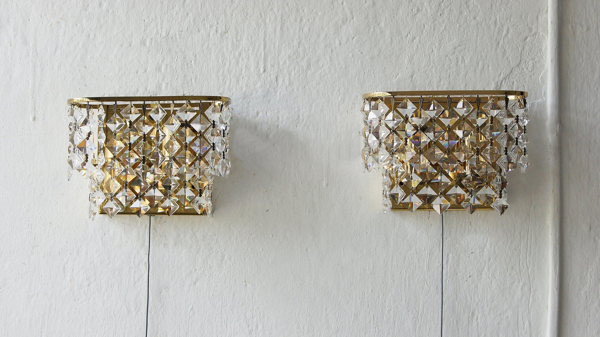 Allemand Lampes murales Hollywood Regency en laiton et verre cristal de Palwa, lot de 2 en vente
