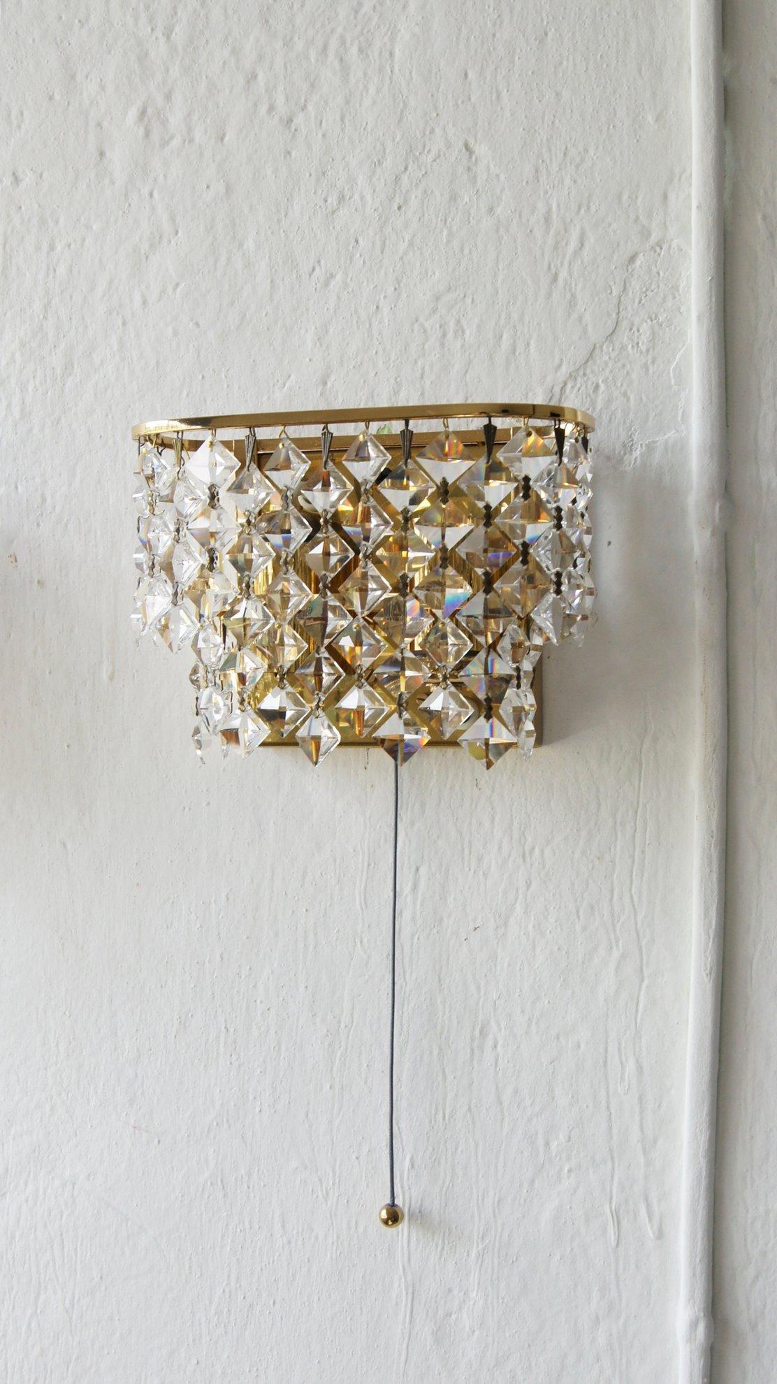 Lampes murales Hollywood Regency en laiton et verre cristal de Palwa, lot de 2 Bon état - En vente à KUTNO, PL