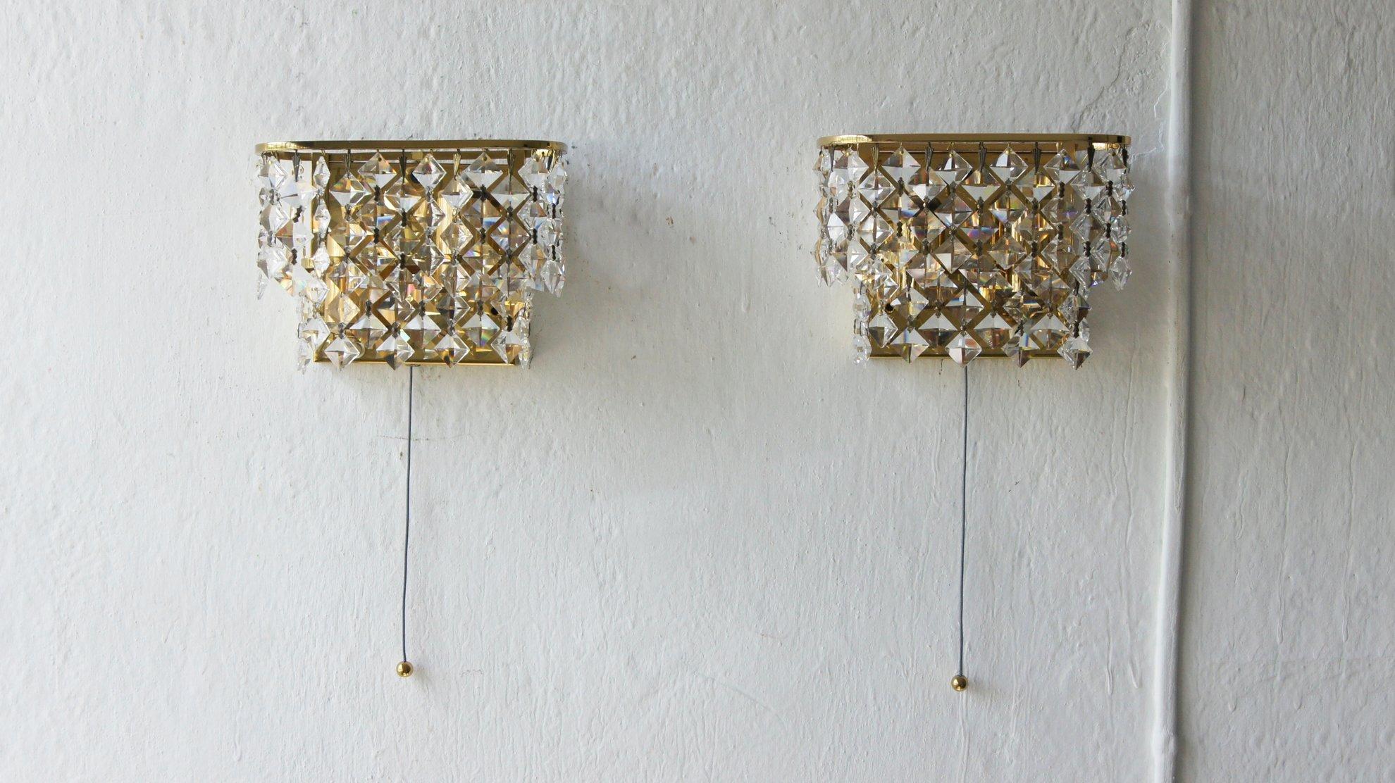 Fin du 20e siècle Lampes murales Hollywood Regency en laiton et verre cristal de Palwa, lot de 2 en vente