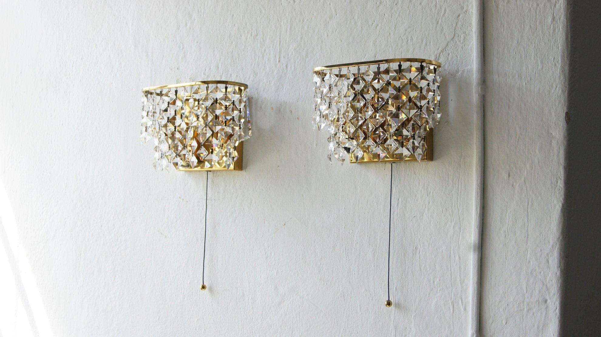 Métal Lampes murales Hollywood Regency en laiton et verre cristal de Palwa, lot de 2 en vente