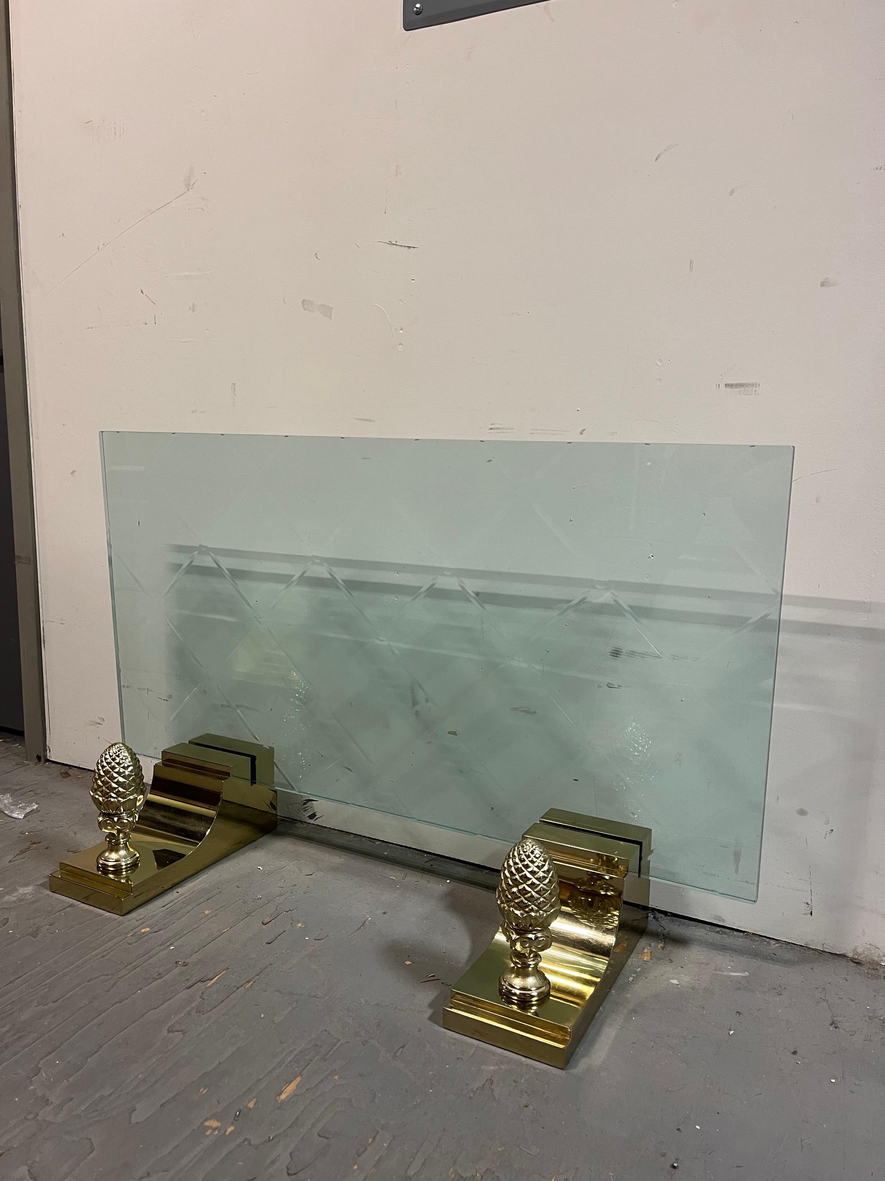 Impresionante pantalla de fuego de latón y cristal tallado. 2 sólidas y pesadas bases de latón con bellotas chapadas en latón sostienen una hermosa pantalla de cristal tallado con grabados en forma de diamante con puntos circulares intercalados a