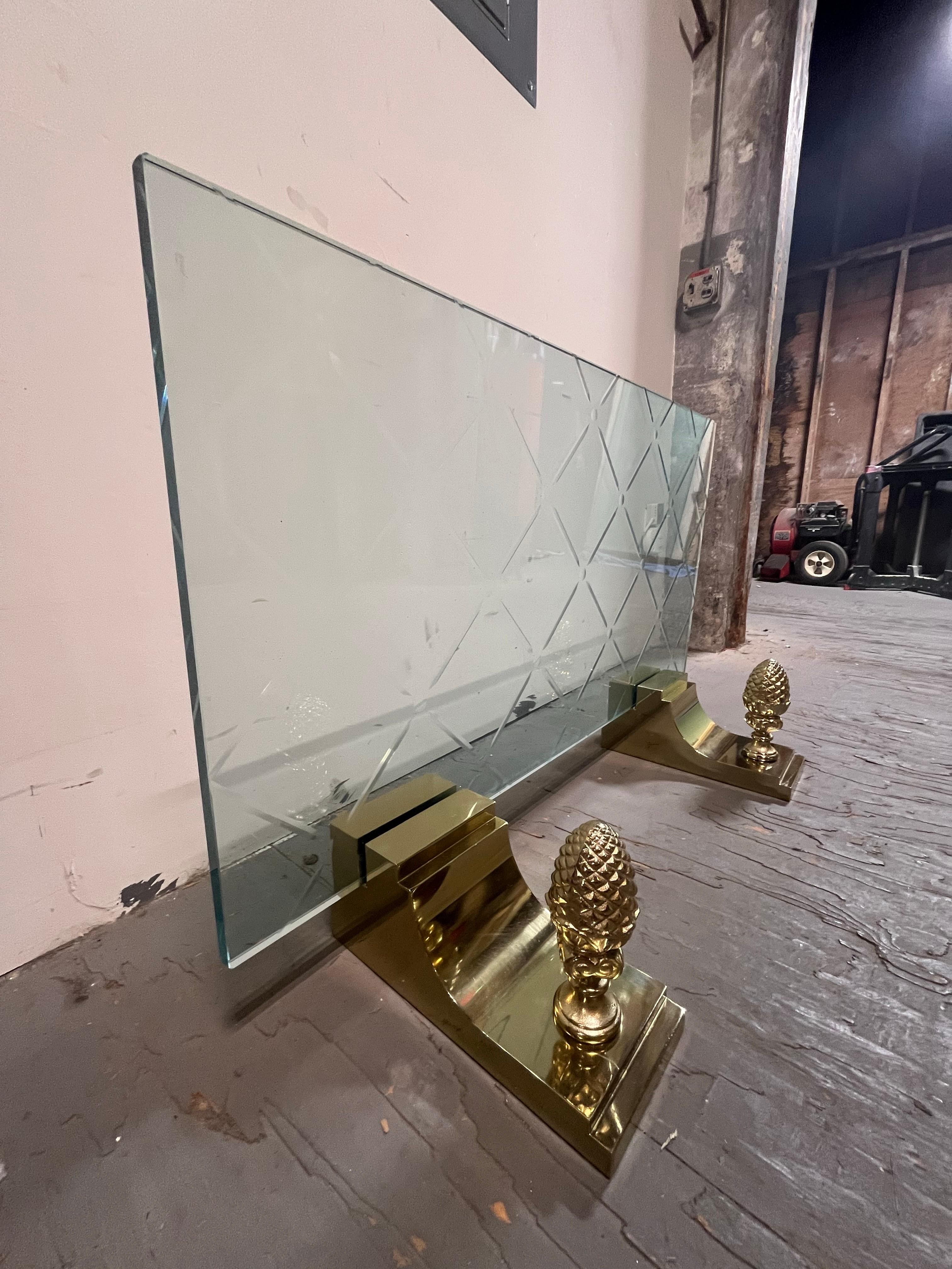 Chimenea de latón y cristal grabado Hollywood Regency siglo XX en venta