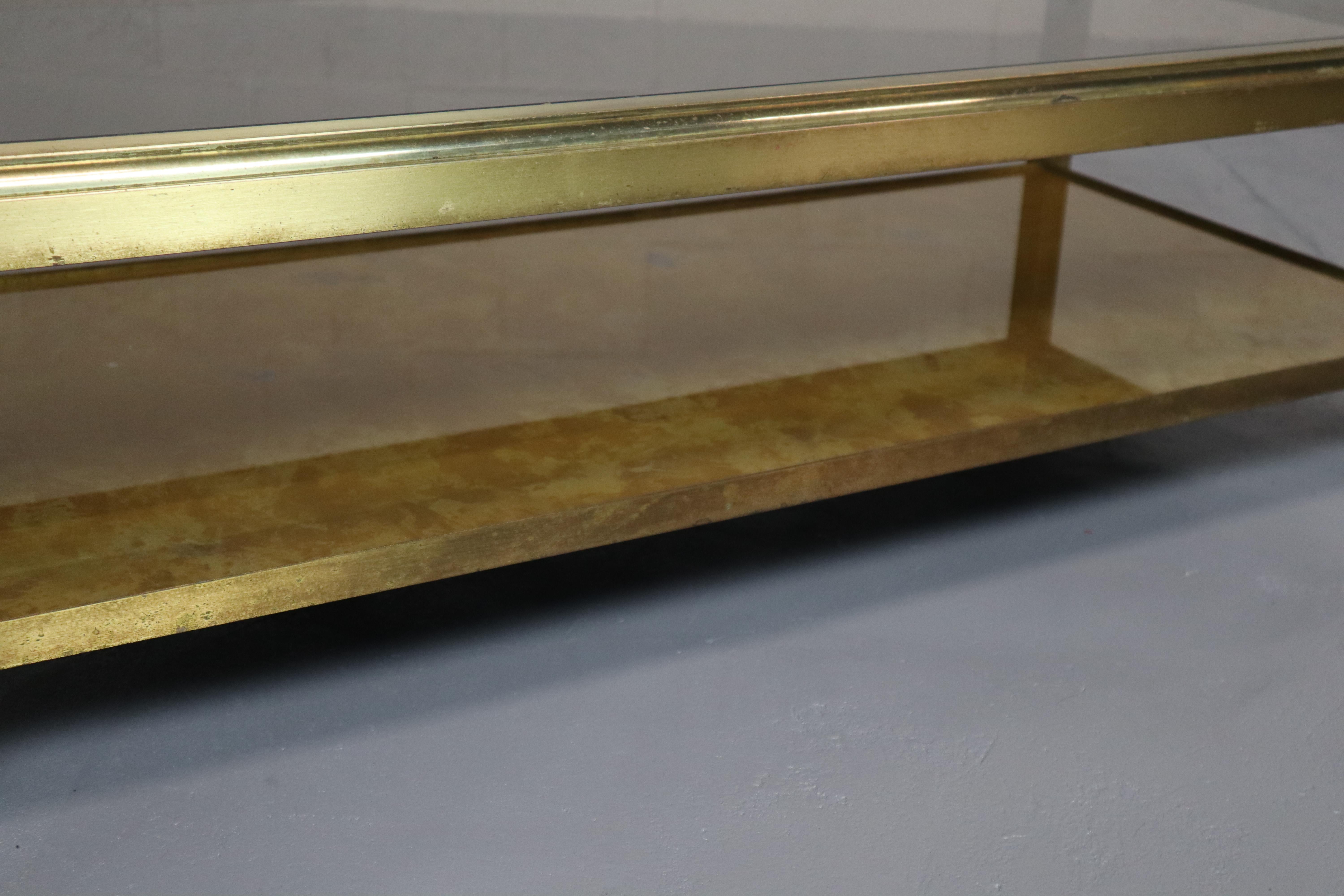 Hollywood Regency Brass and Glass Coffee Table  In Good Condition For Sale In Langemark-Poelkapelle, BE