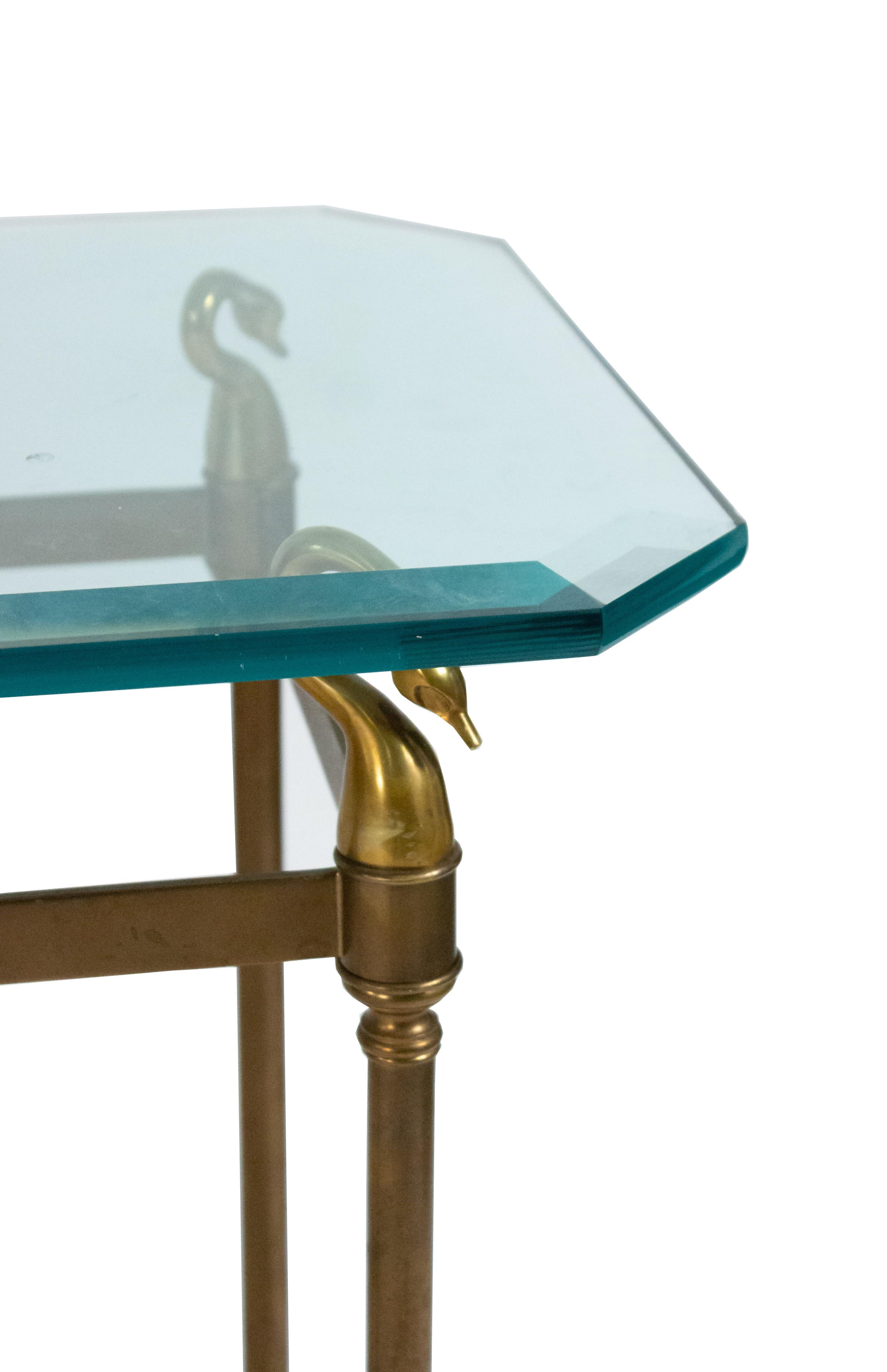 20ième siècle Table console en laiton et verre Hollywood Regency en vente