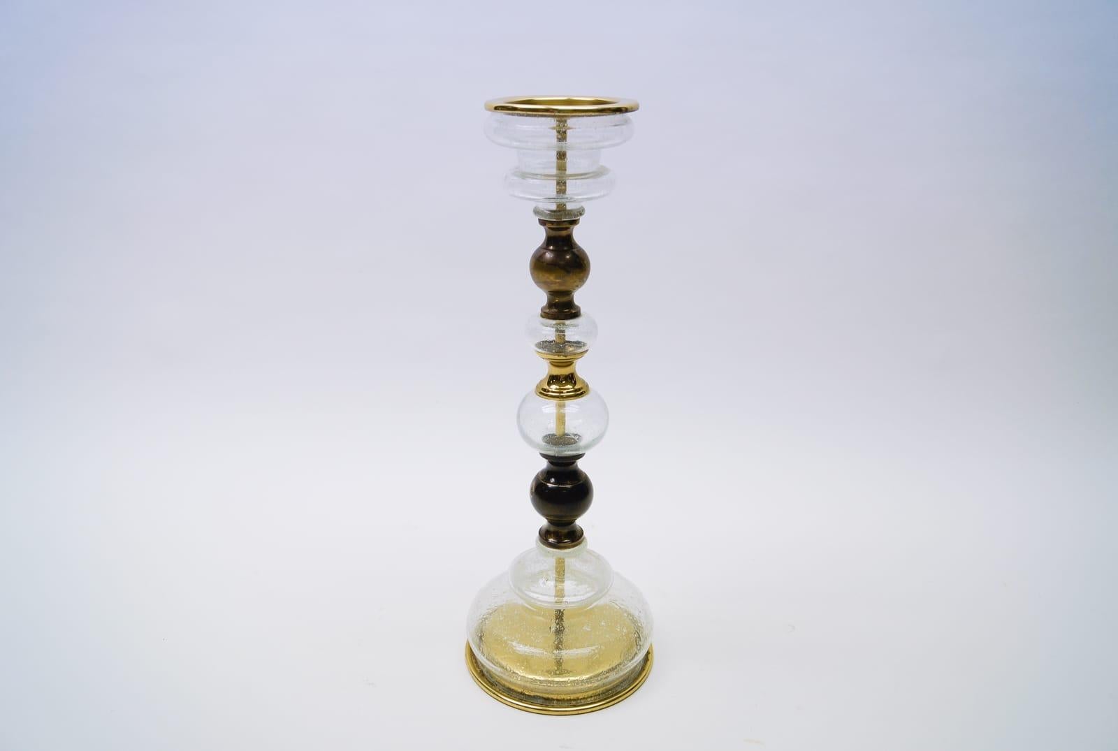 Hollywood Regency brass and glass floor candle holder, 1960s Italy.

Candles with a diameter of 10cm can be placed on it.

Nice Patina, very good condition.

 