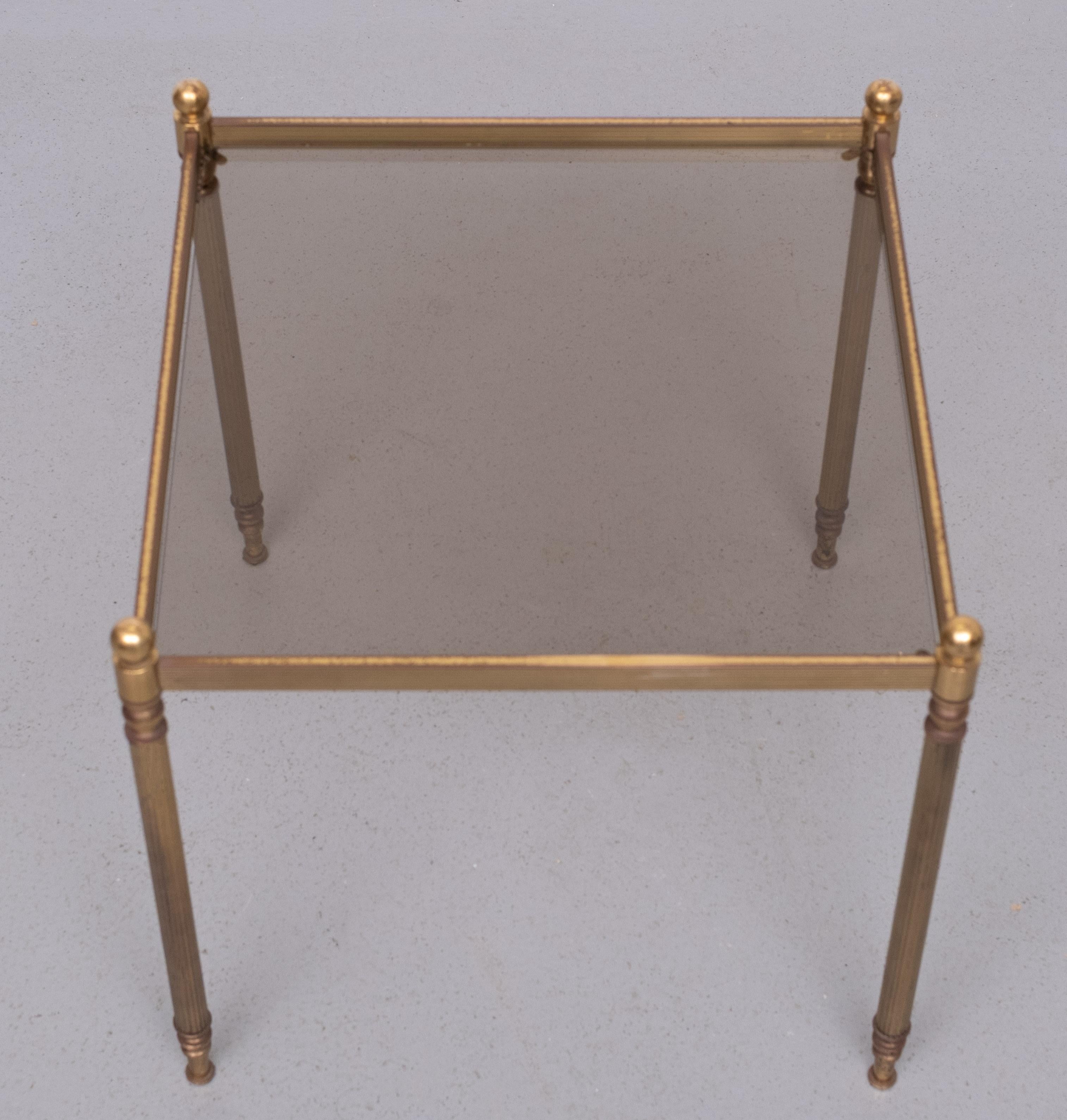 Very nice square side table . Brass ,comes with a smoked Glass top .
Hollywood Regency . good quality , 1970s 