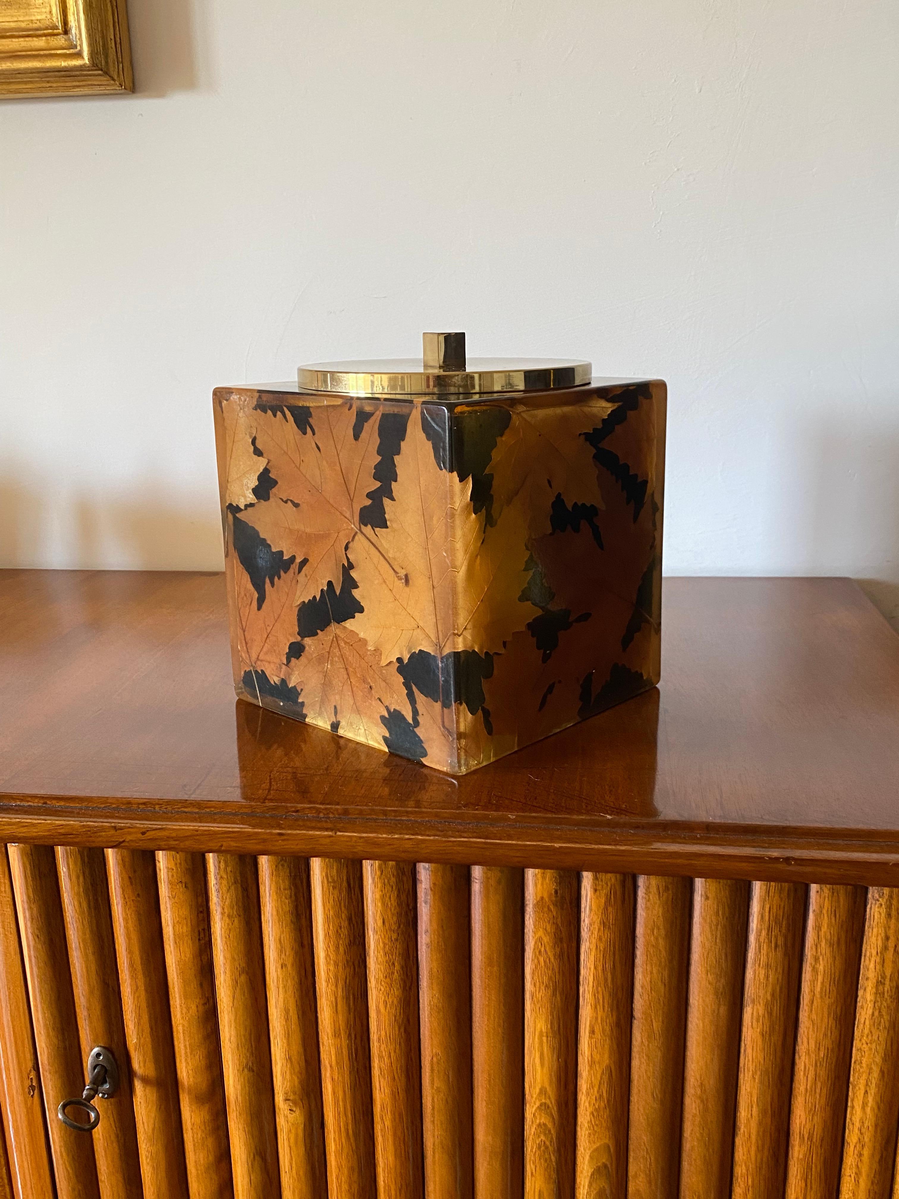 Late 20th Century Hollywood regency brass and leaves resin ice bucket, Montagnani Florence 1970s For Sale