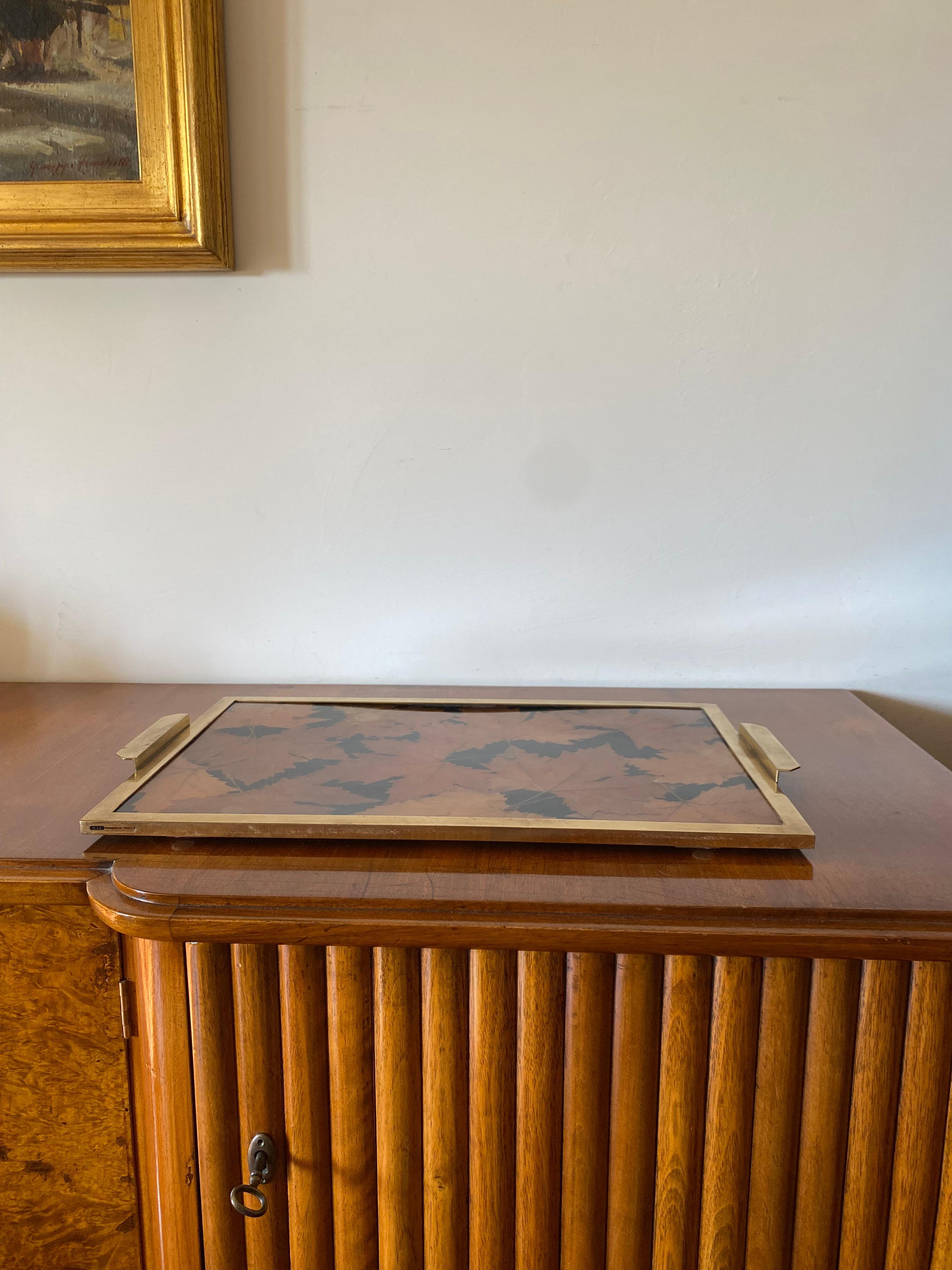 Bandeja de latón y hojas de resina Hollywood regency, Montagnani Firenze Italia Años 70 Italian en venta