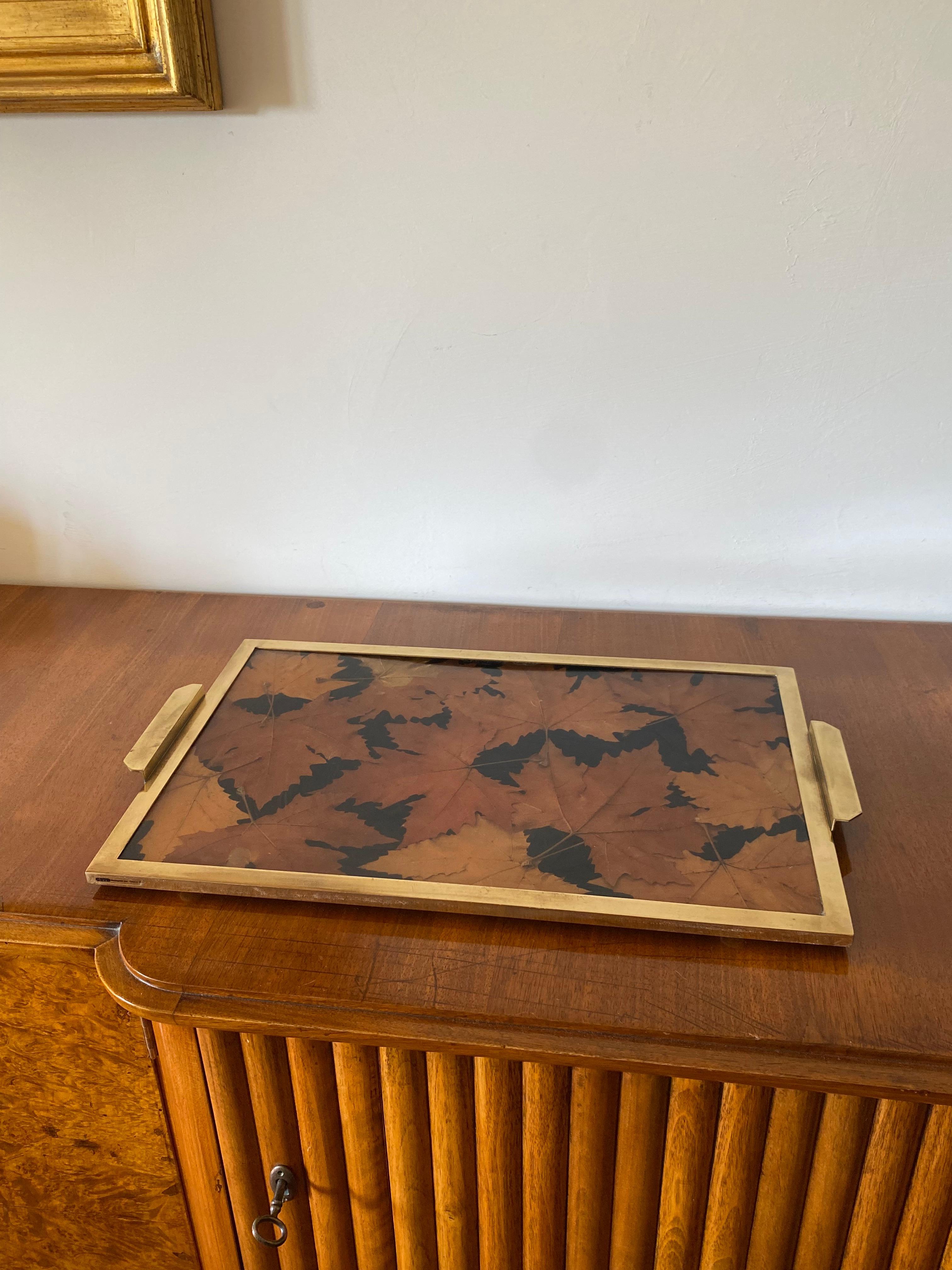 Brass Hollywood regency brass and leaves resin tray, Montagnani Firenze Italy 1970s For Sale