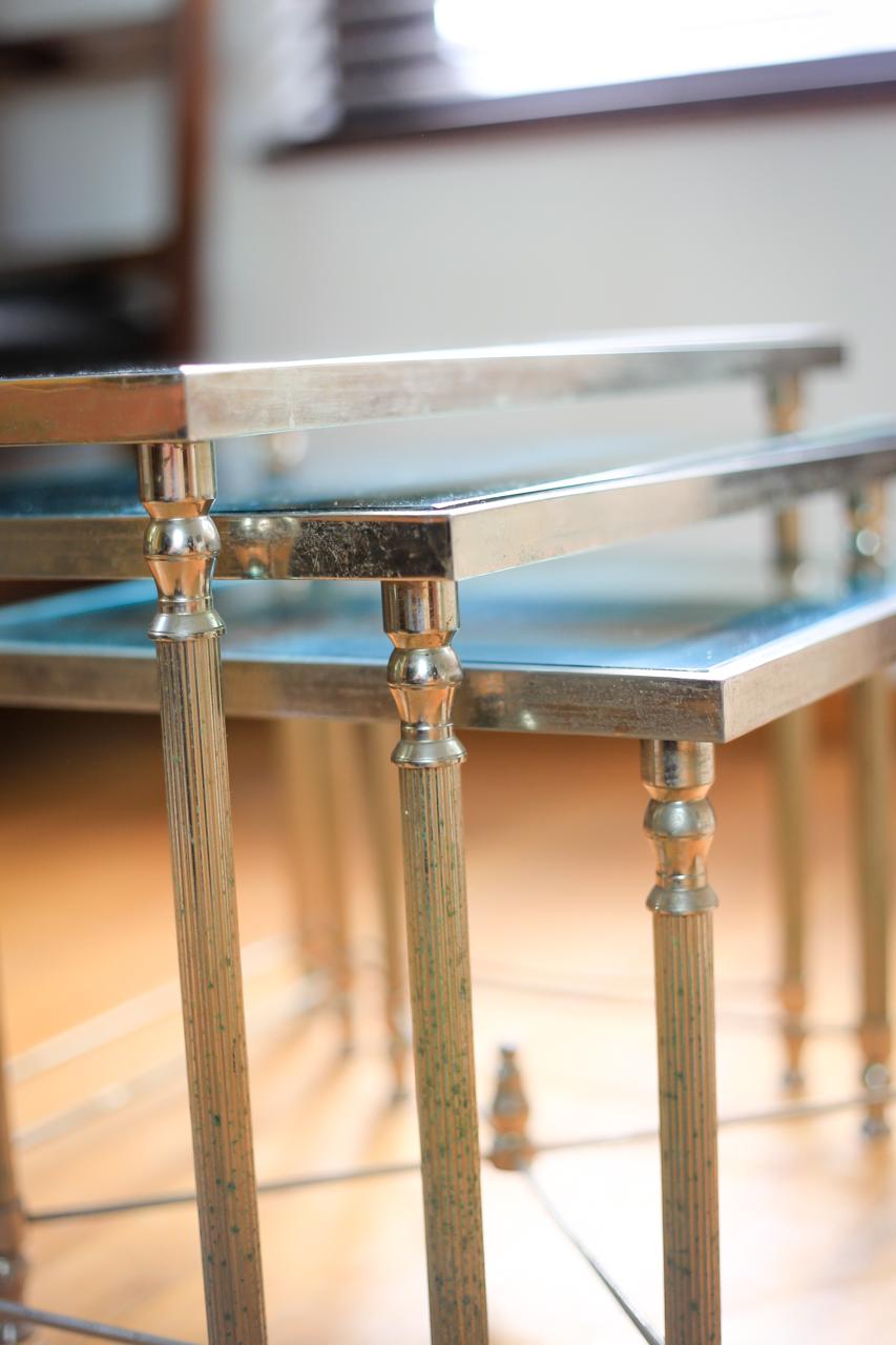 A set of three Hollywood Regency nesting tables attributed to Maison Jansen in Paris, with nickel plated brass frames and glass tops with mirror borders. 


Dimensions:

57 x 37 x 40 cm (H)

47 x 37 x 35 cm (H)

37 x 37 x 30 cm (H).
   