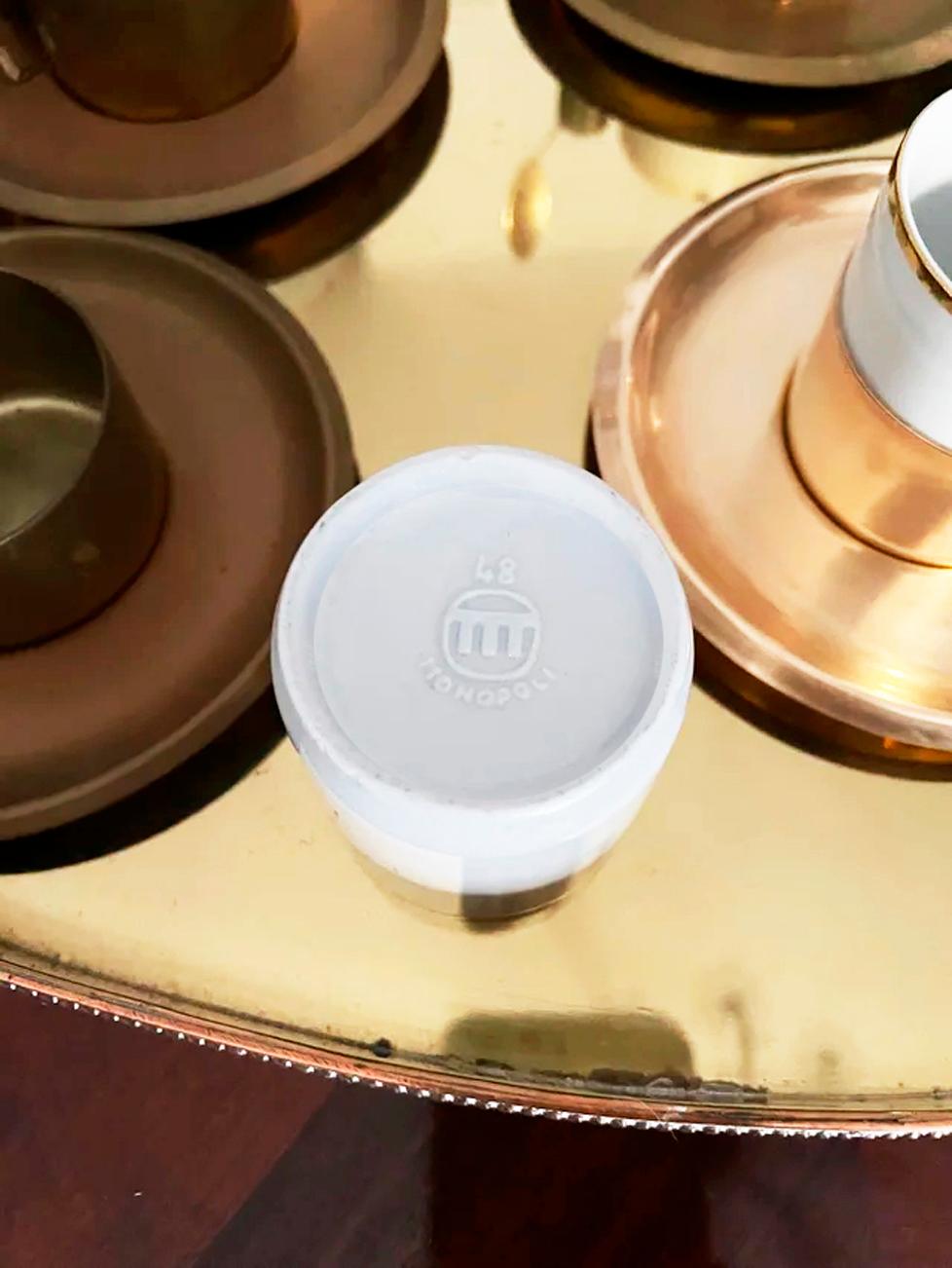 Service à café et plateau en laiton et porcelaine italiens, vintage 70s. Six tasses à café en porcelaine avec support en laiton et 6 cuillères à café avec plateau ovale en laiton avec deux poignées.
 