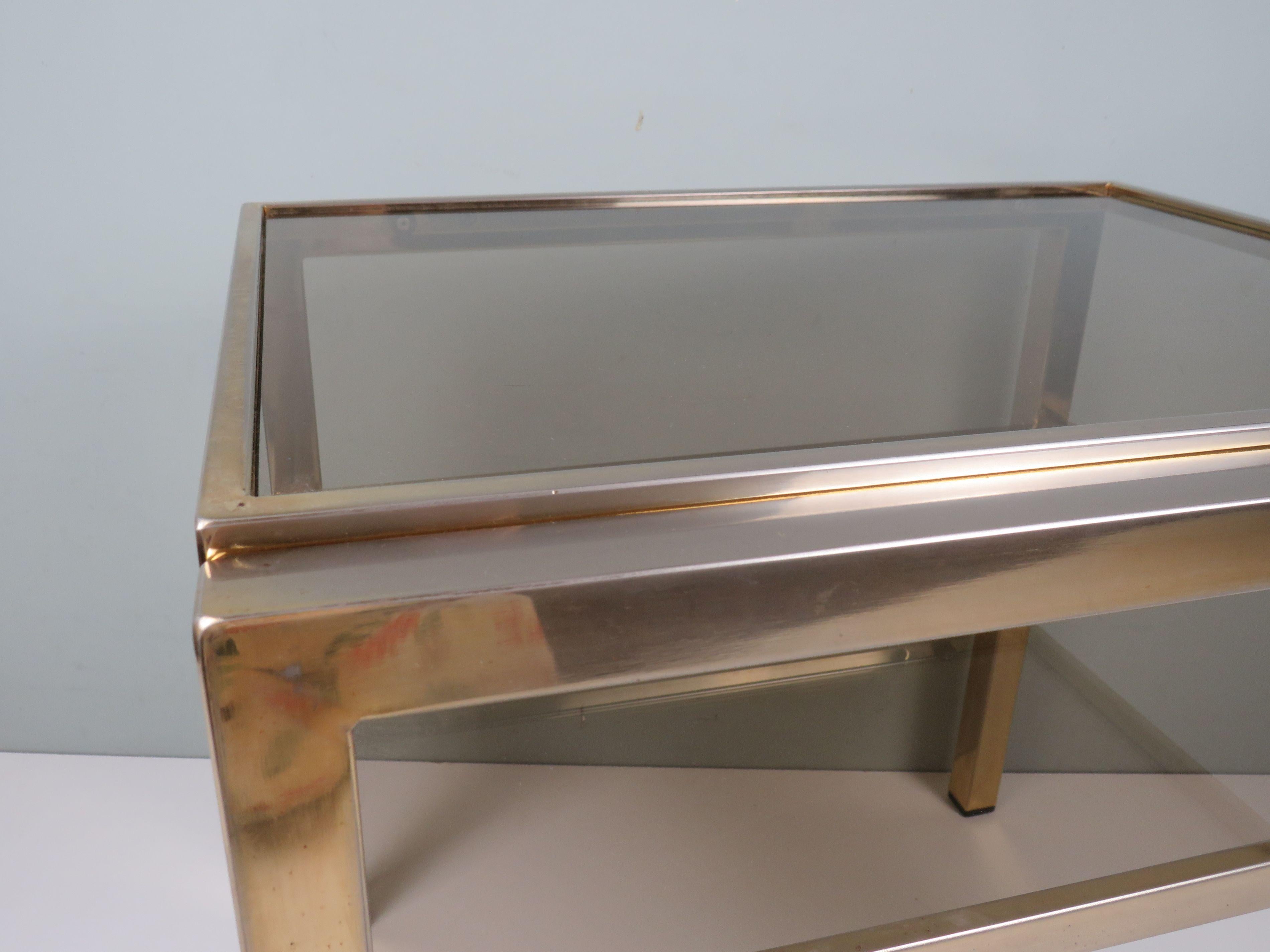 Belge Table d'appoint Hollywood Regency en laiton et verre fumé par De Knudt, Belgian Design en vente