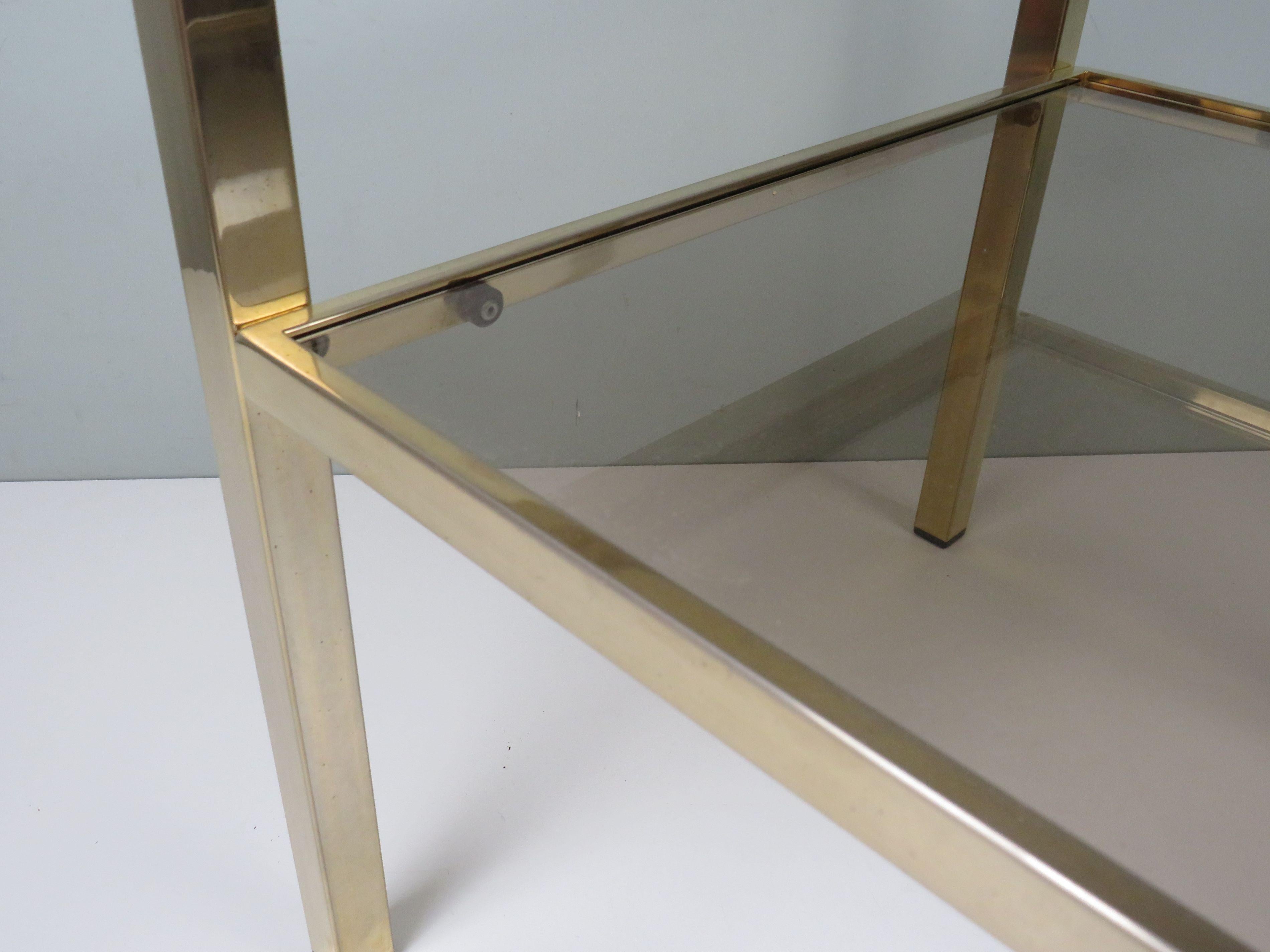 Table d'appoint Hollywood Regency en laiton et verre fumé par De Knudt, Belgian Design Bon état - En vente à Herentals, BE