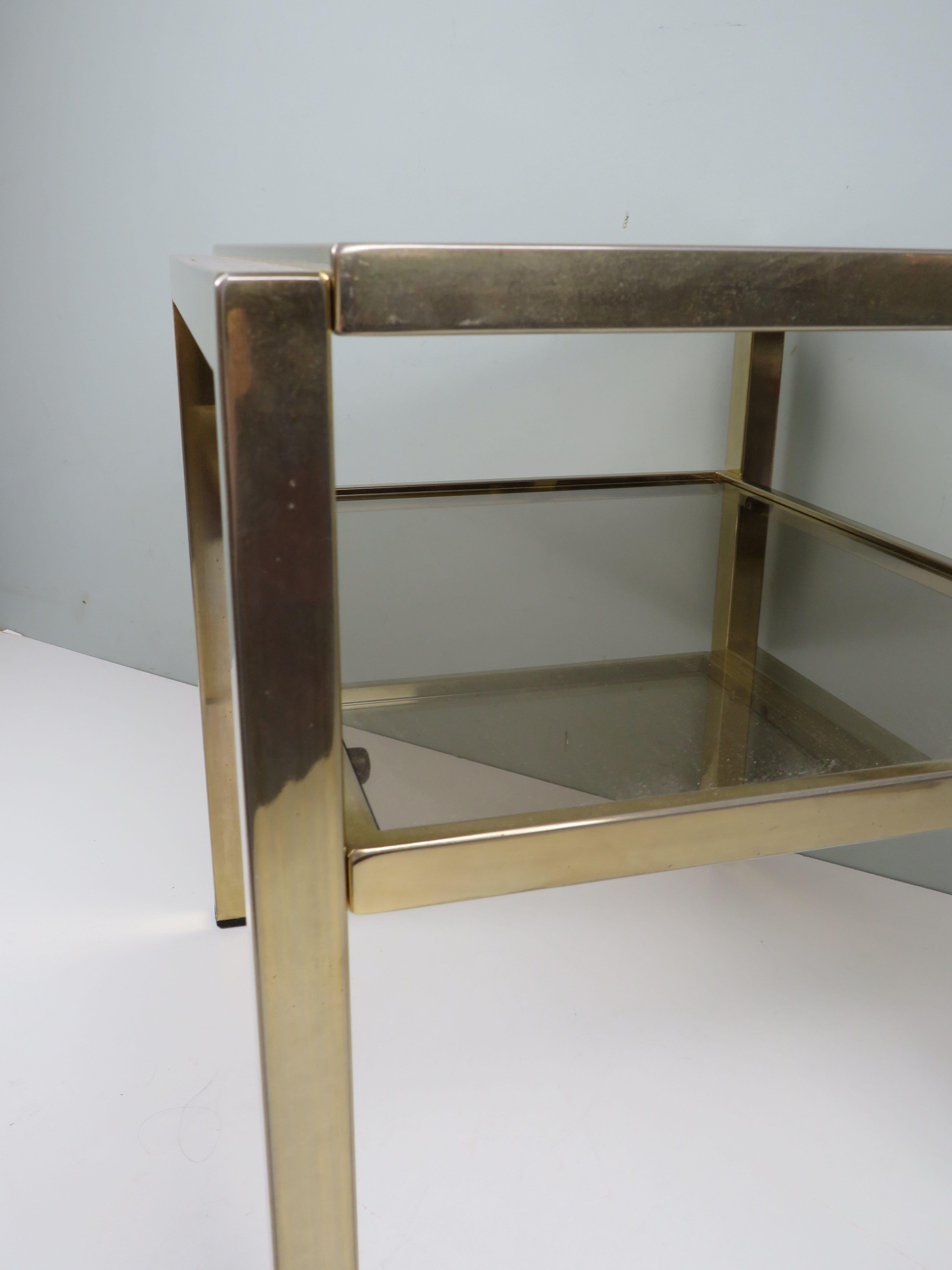 Laiton Table d'appoint Hollywood Regency en laiton et verre fumé par De Knudt, Belgian Design en vente