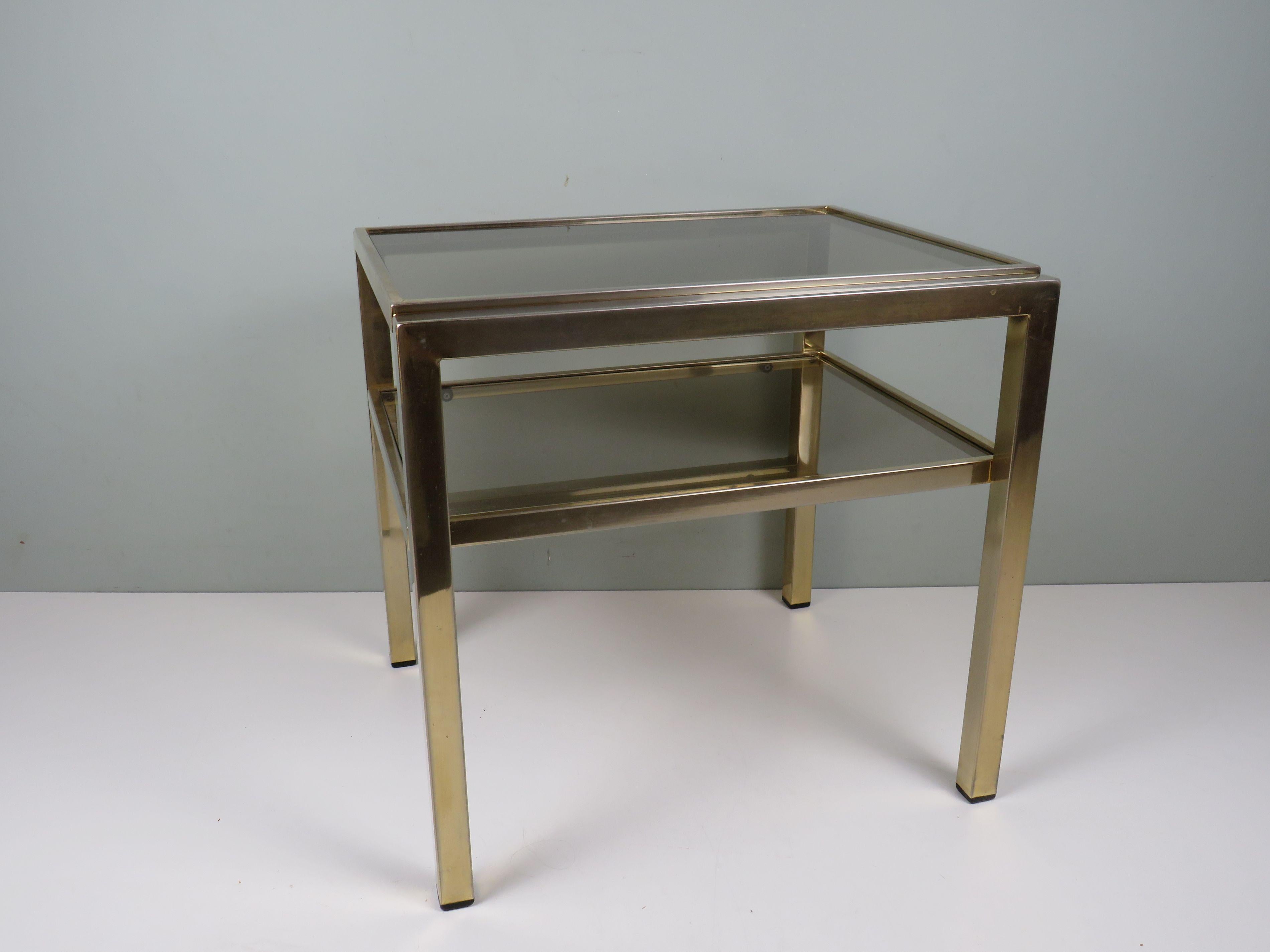 Table d'appoint Hollywood Regency en laiton et verre fumé par De Knudt, Belgian Design en vente 1