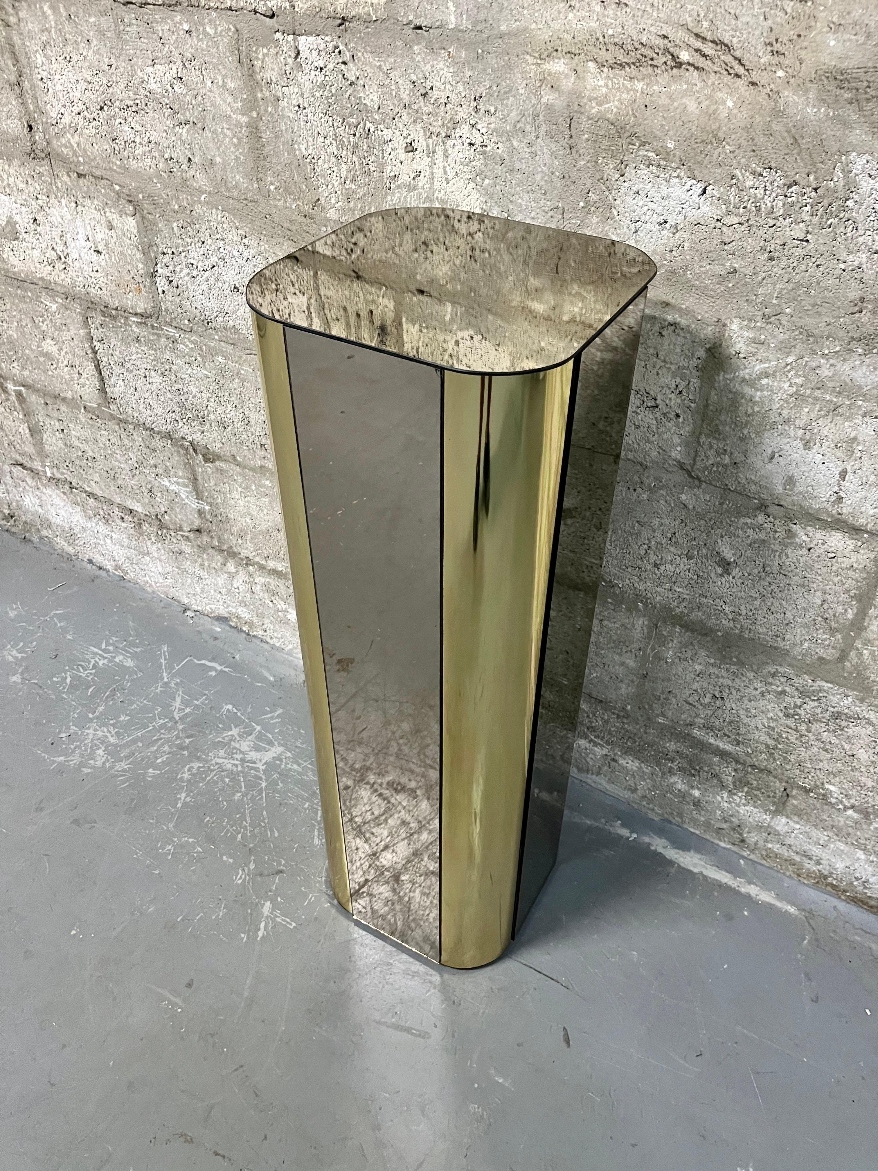 Hollywood Regency Brass and Smoked Mirror Pedestal in the Curtis Jere's Style. In Good Condition In Miami, FL