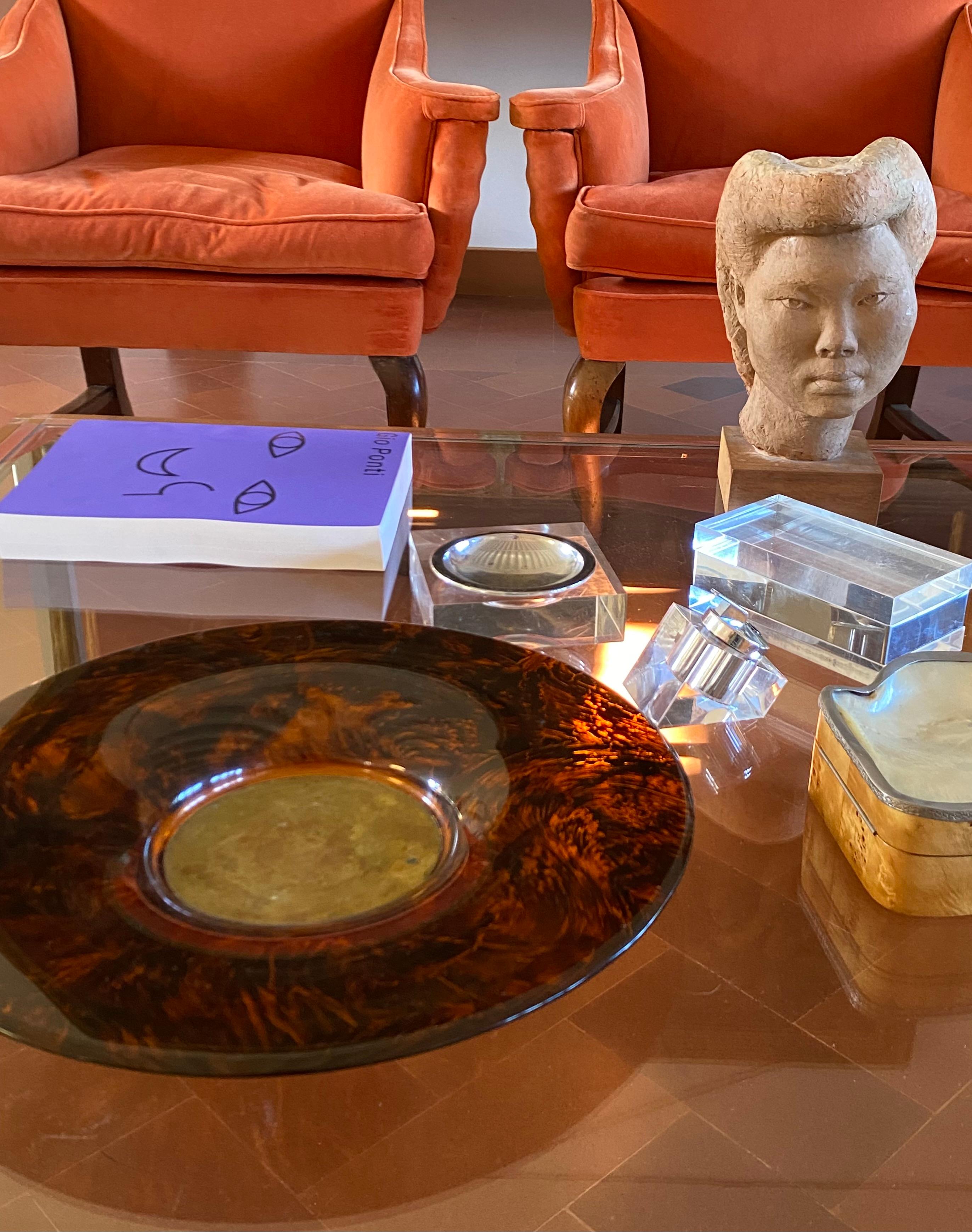 Bandeja Hollywood regency latón y lucita carey, Guzzini Italia años 70 en venta 6