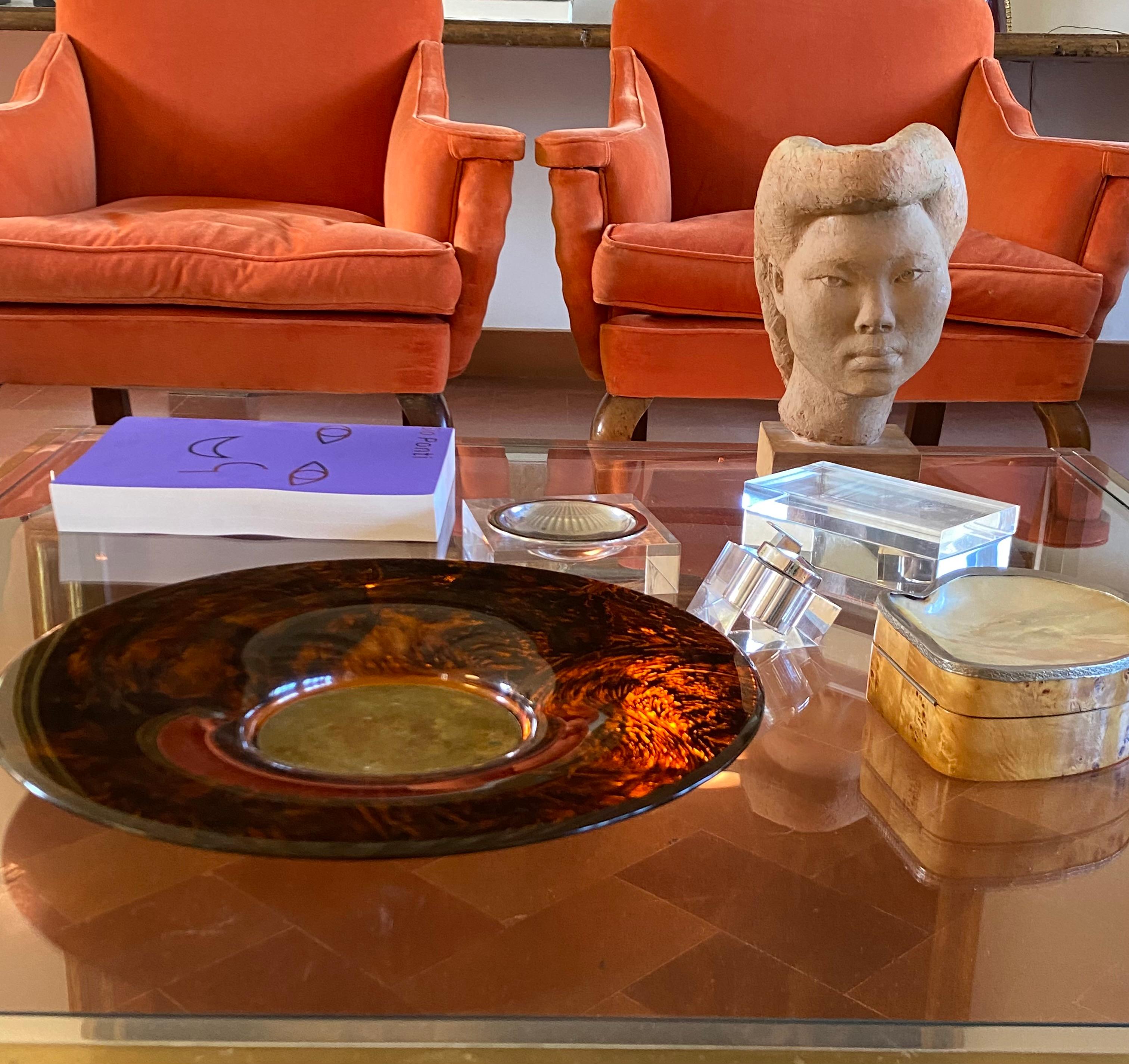 Bandeja Hollywood regency latón y lucita carey, Guzzini Italia años 70 en venta 7
