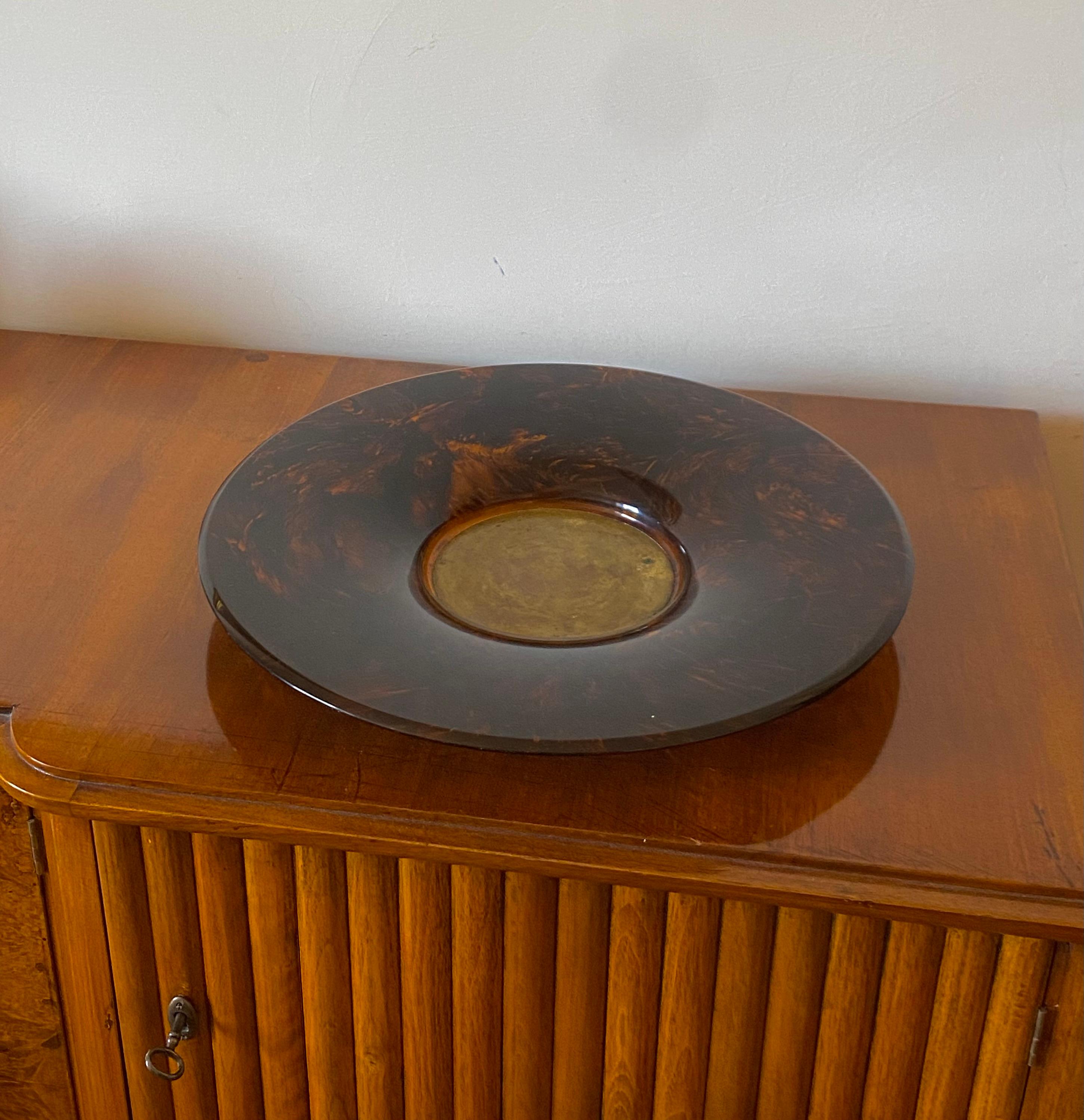 Bandeja Hollywood regency latón y lucita carey, Guzzini Italia años 70 en venta 10
