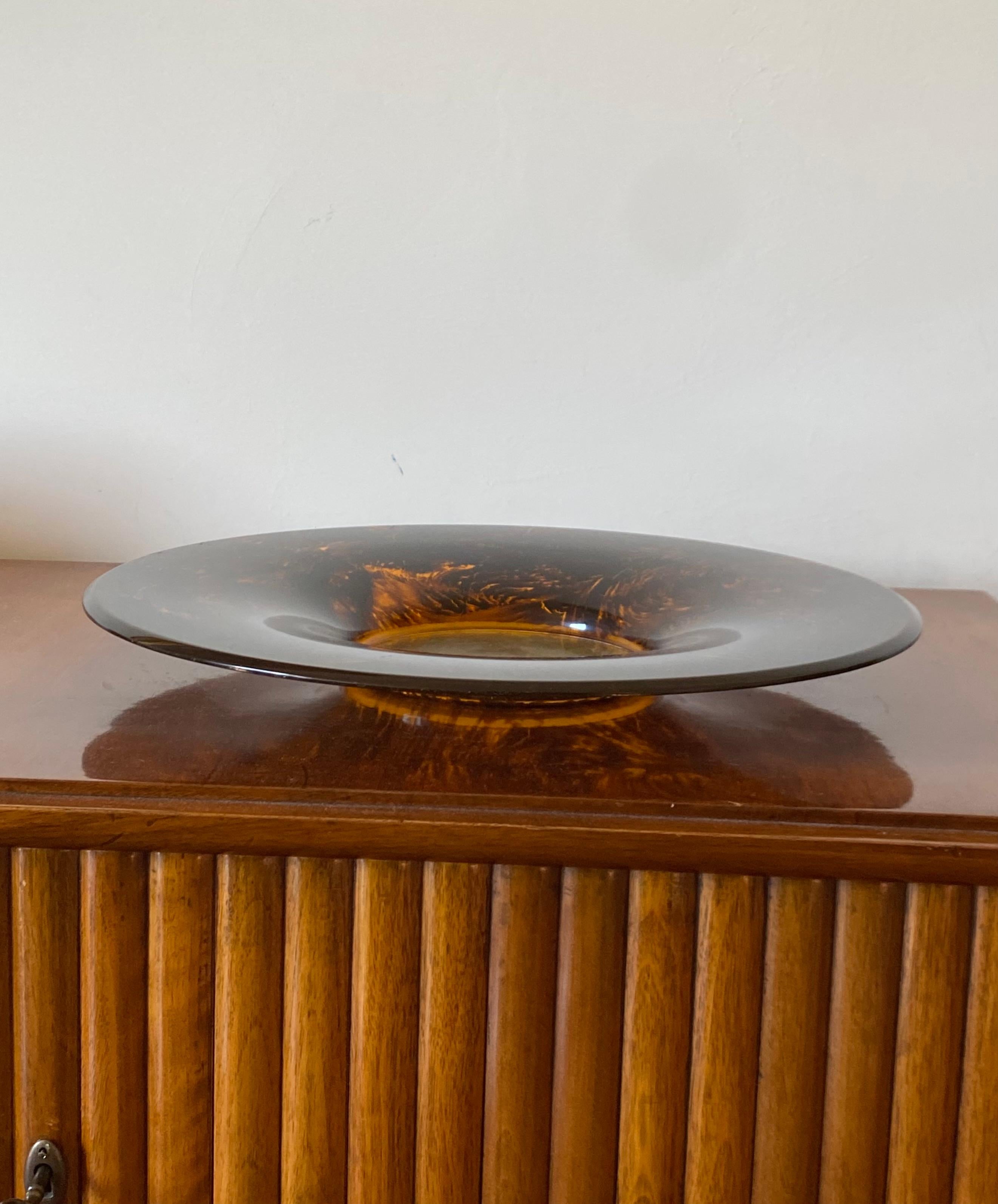 Bandeja Hollywood regency latón y lucita carey, Guzzini Italia años 70 en venta 11