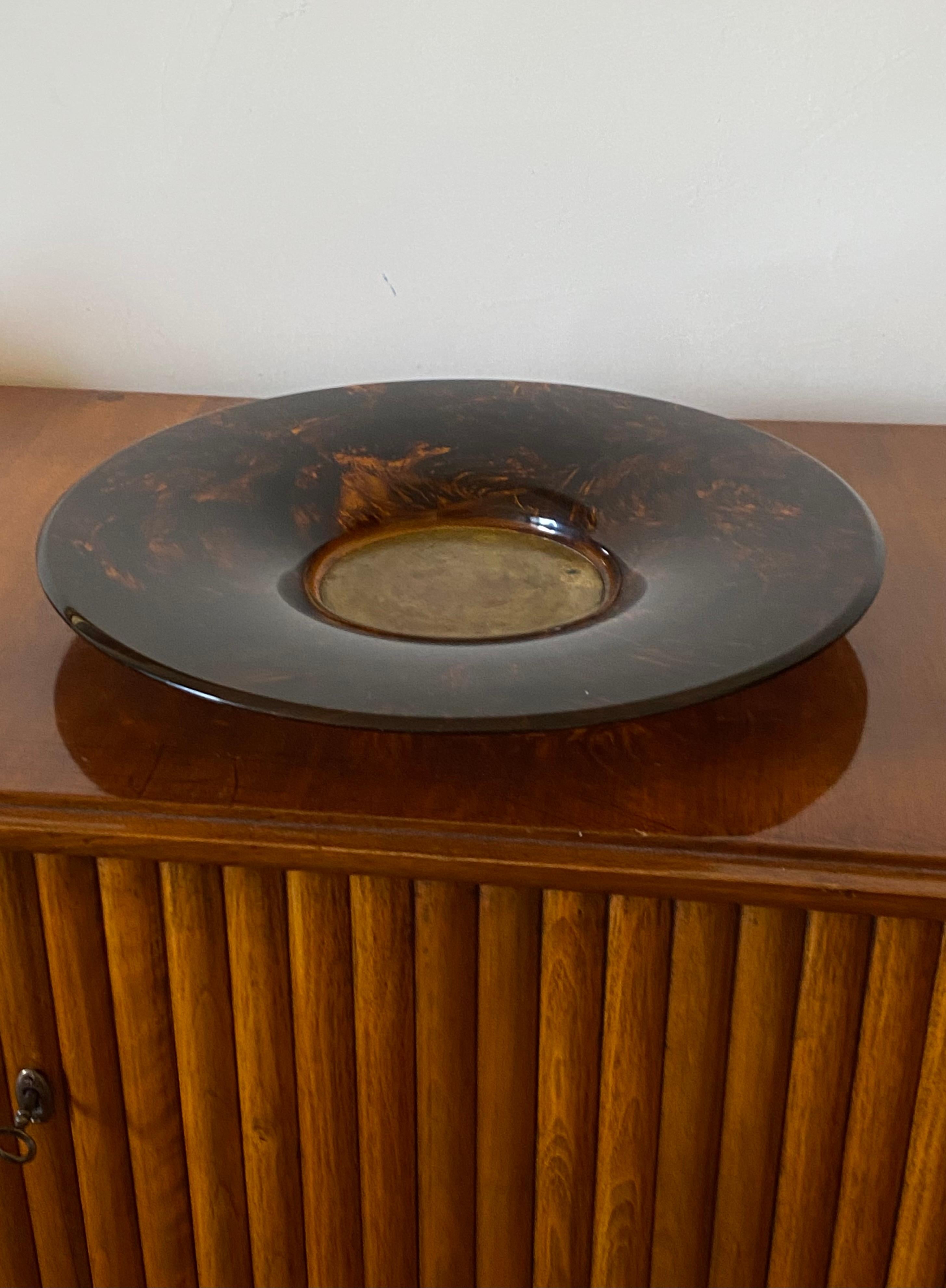 Bandeja Hollywood regency latón y lucita carey, Guzzini Italia años 70 en venta 12