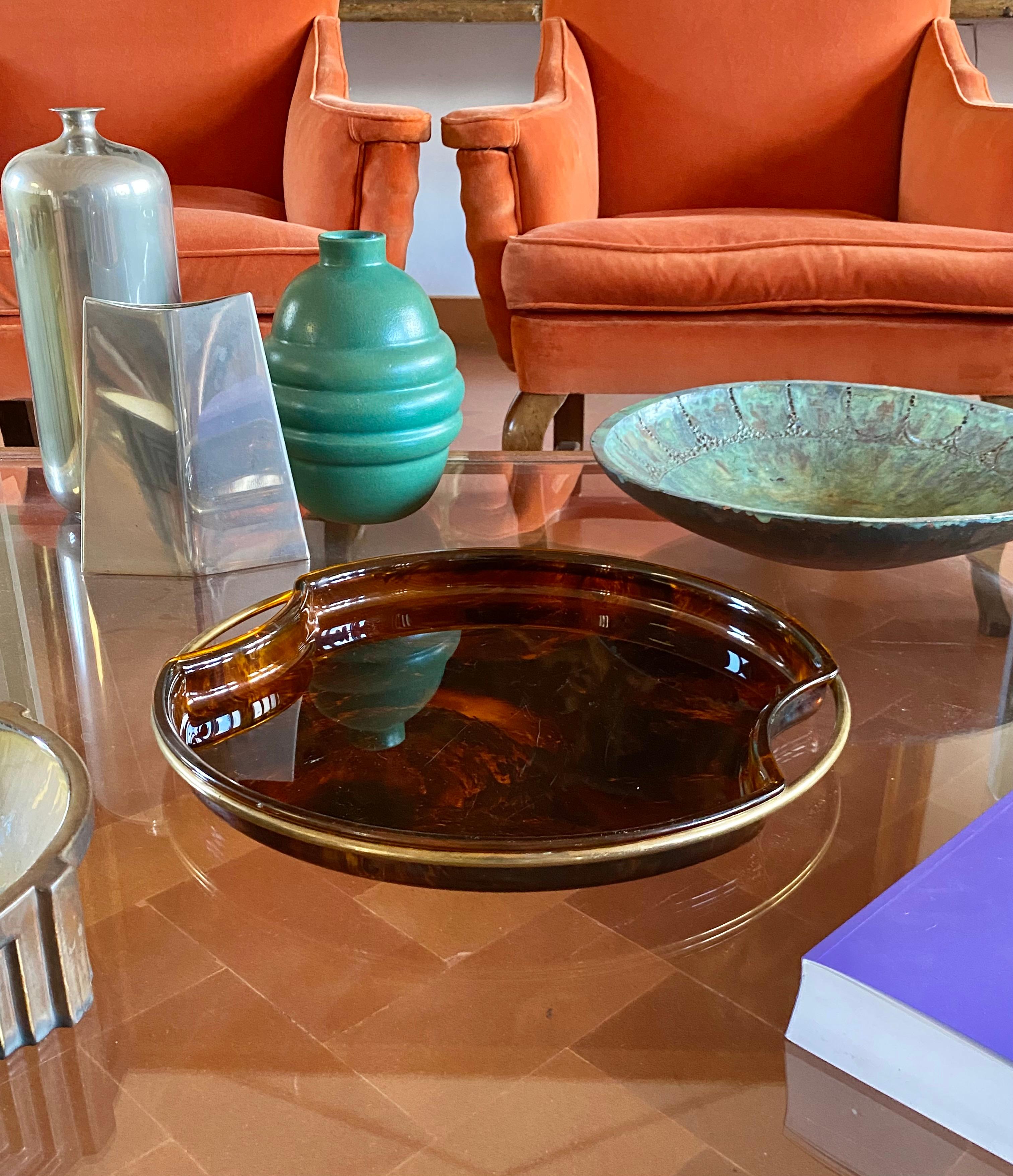 Bandeja Hollywood regency latón y lucita carey, Guzzini Italia años 70 Italian en venta
