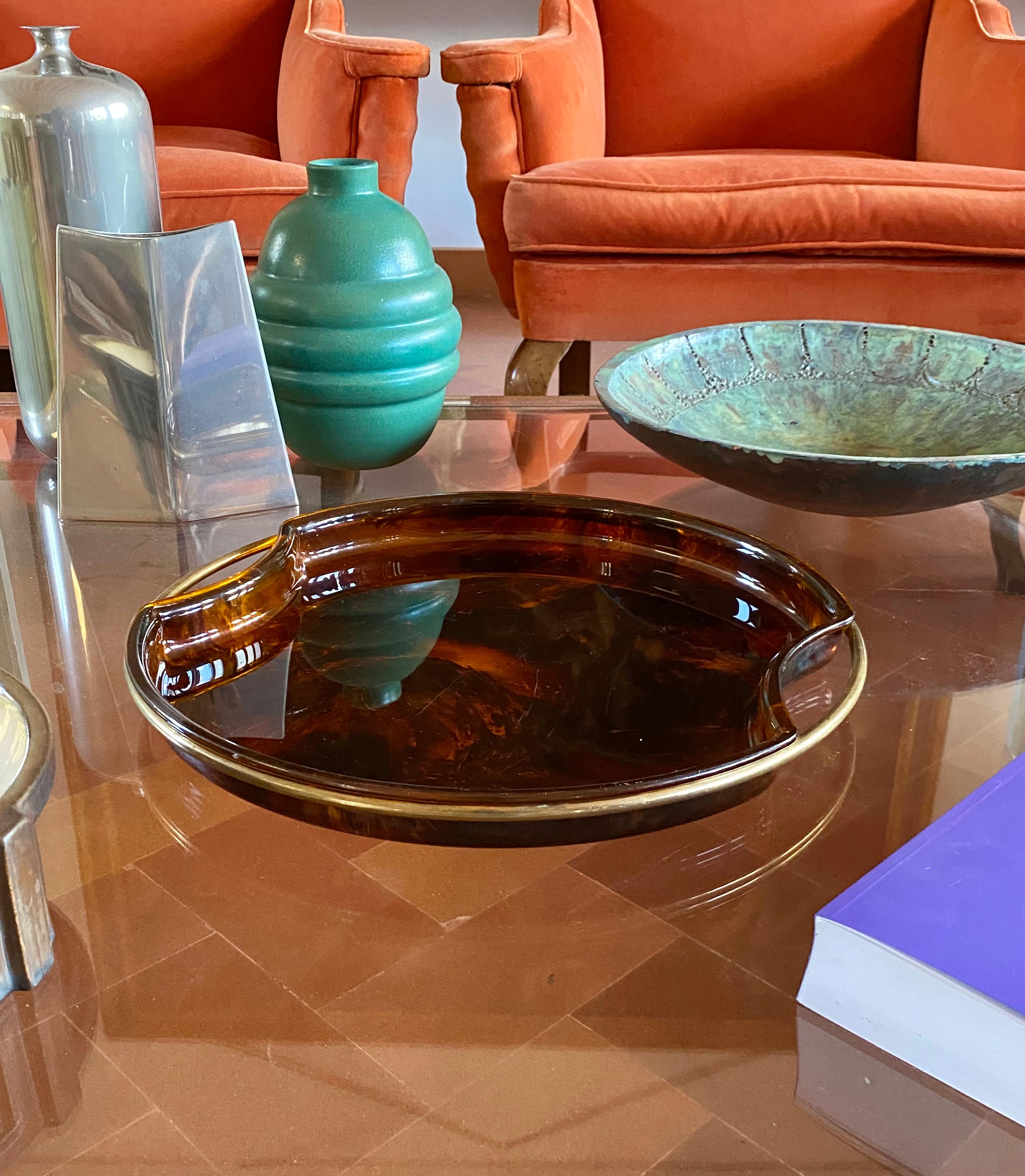 Bandeja Hollywood regency latón y lucita carey, Guzzini Italia años 70 en Excelente estado para la venta en Firenze, IT