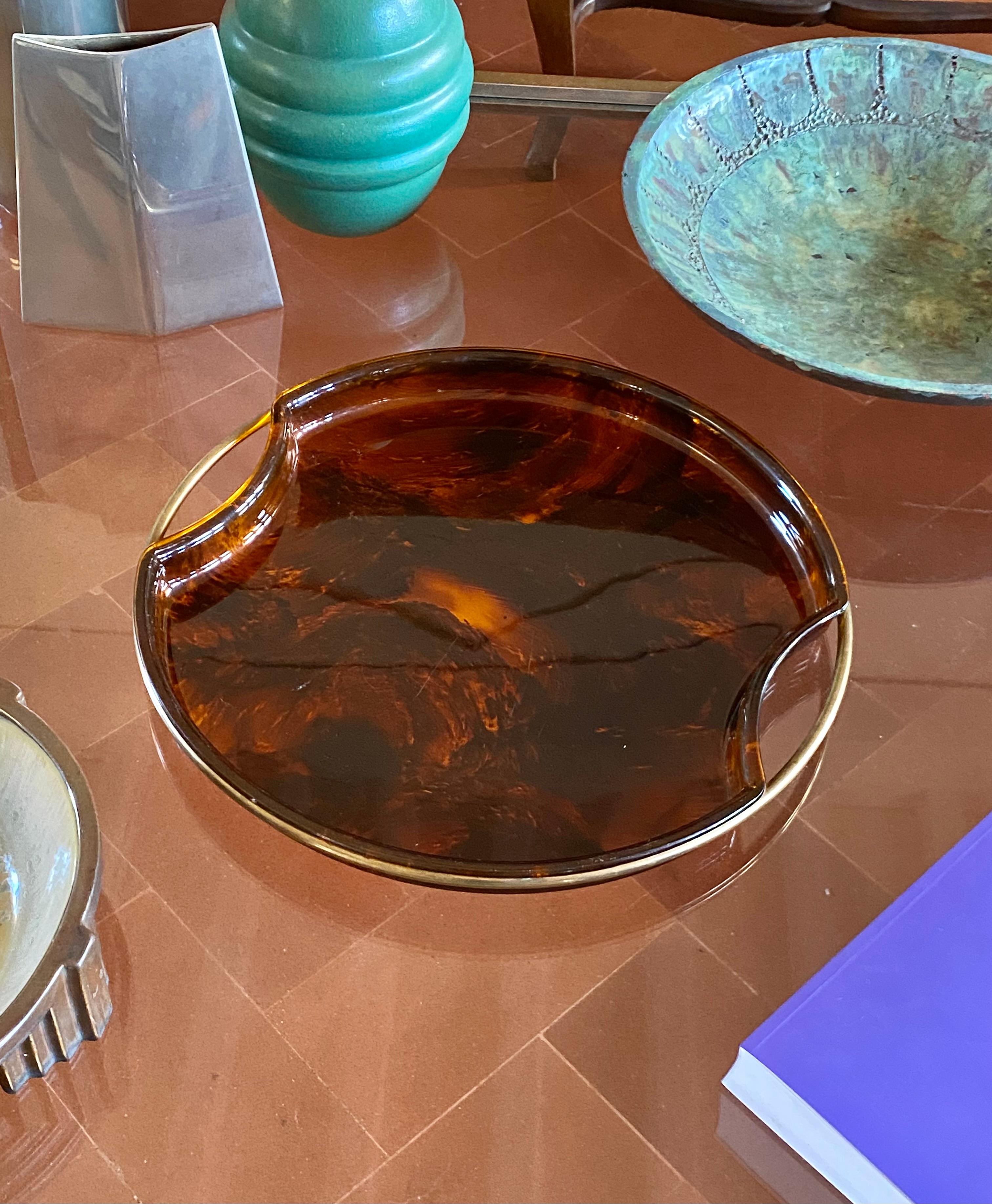 Bandeja Hollywood regency latón y lucita carey, Guzzini Italia años 70 Latón en venta